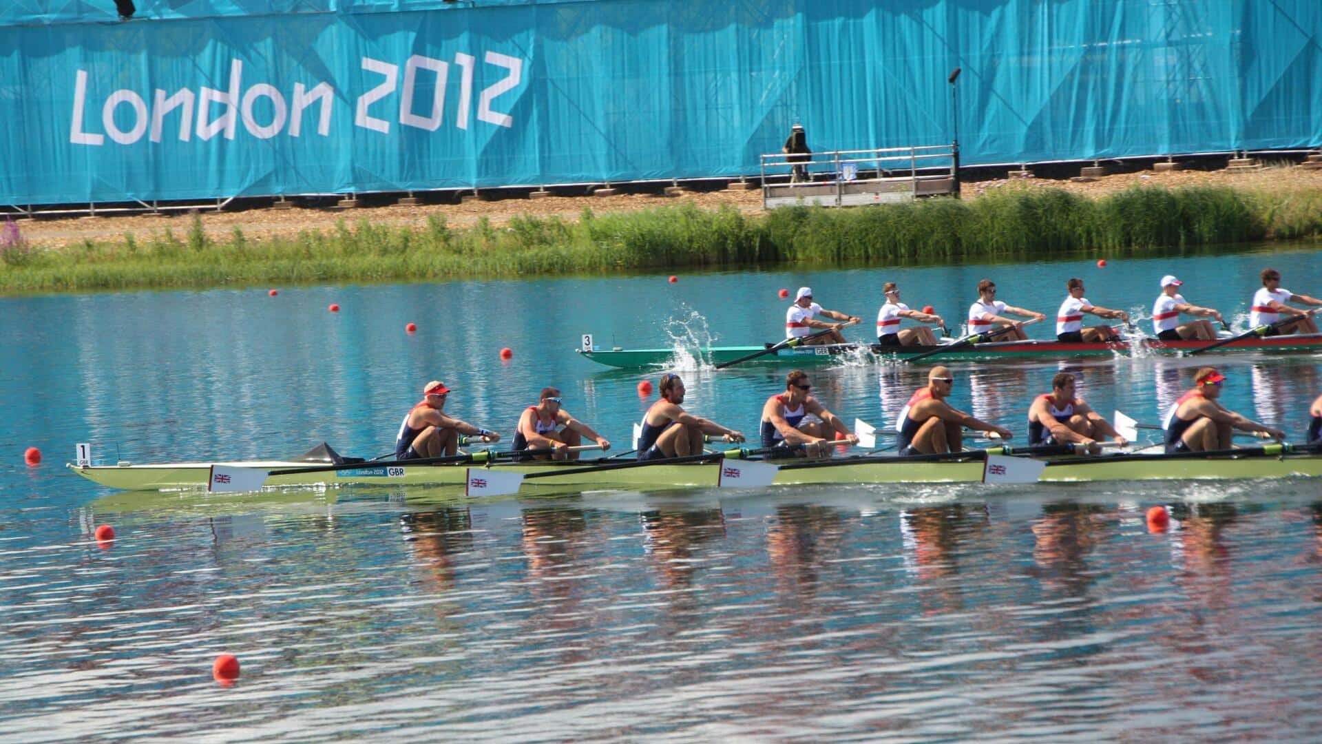 Mengapa perahu dayung tetap seimbang dengan delapan pendayung?
