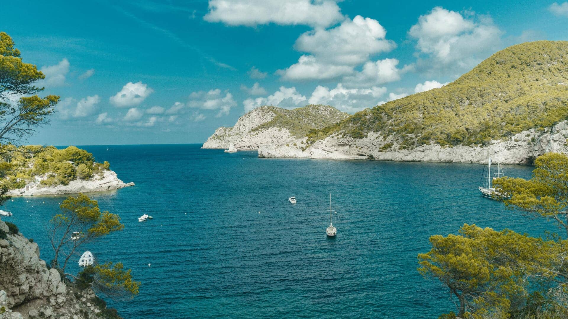 Keindahan Tersembunyi Pantai Ibiza