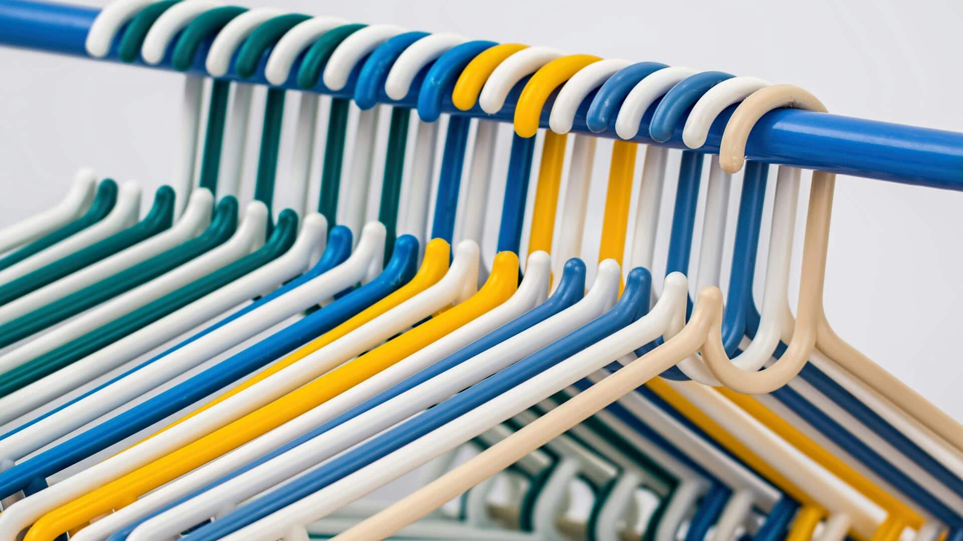 Maksimalkan ruang lemari dengan hanger berwarna
