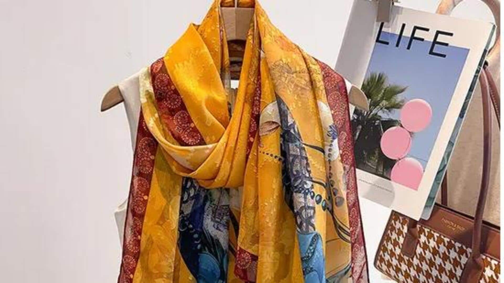 Ubah syal vintage menjadi sarung bantal berwarna-warni