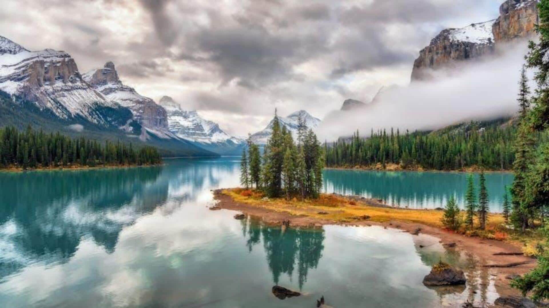 Jelajahi Danau Tenang dan Pegunungan Megah di Kanada