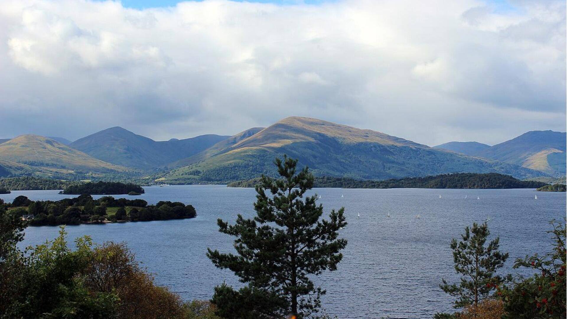 Menjelajahi Lanskap Tenang Loch Lomond di Skotlandia