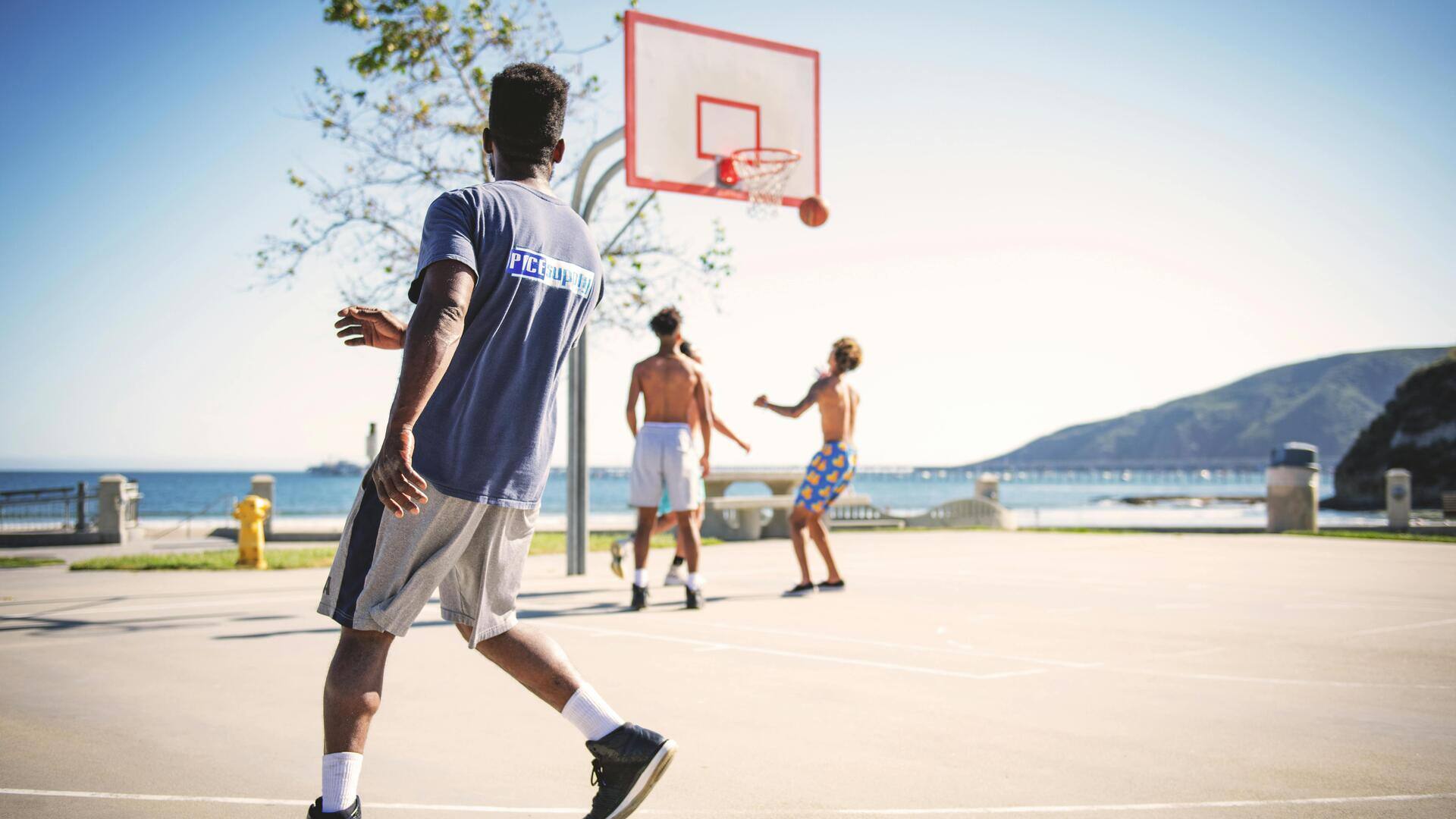 Mengapa papan belakang basket transparan?