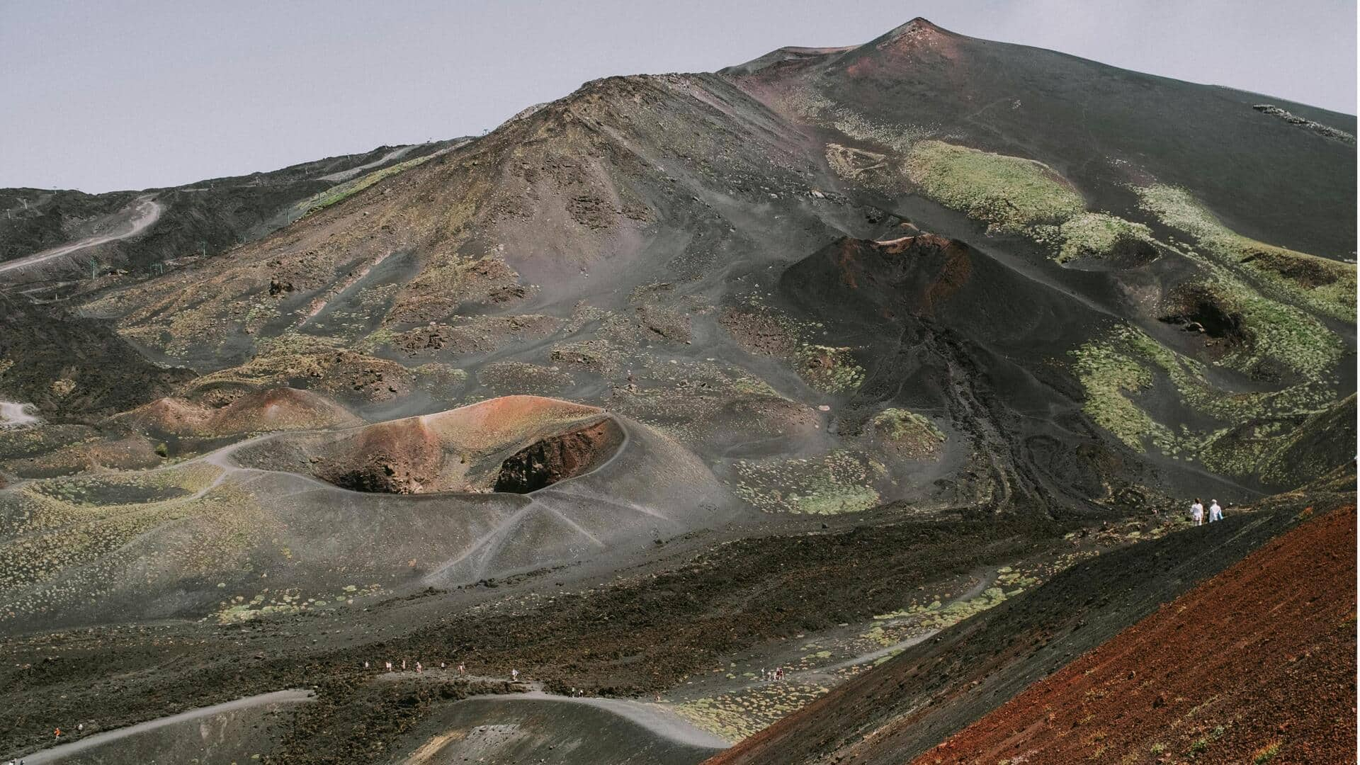 Petualangan Menjelajahi Lava di Gunung Etna, Italia