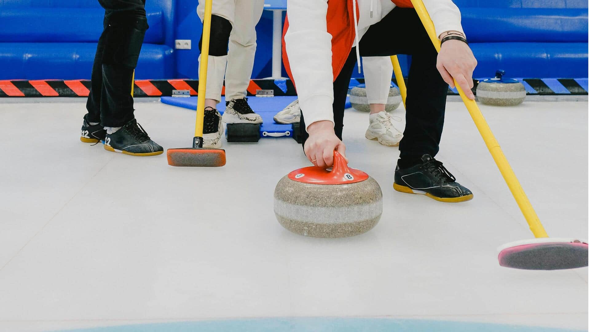 Mengapa batu curling unik seimbang?