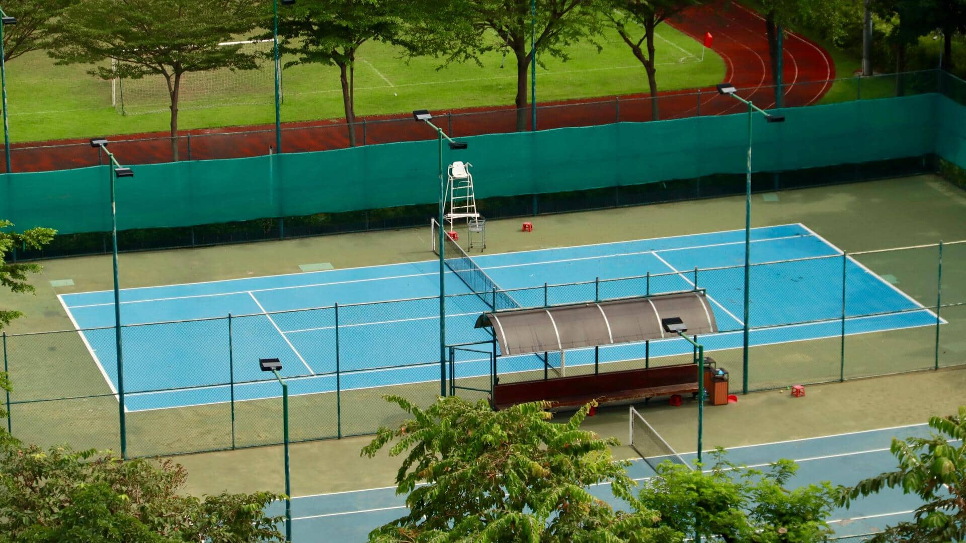 Mengapa lapangan tenis berwarna biru?