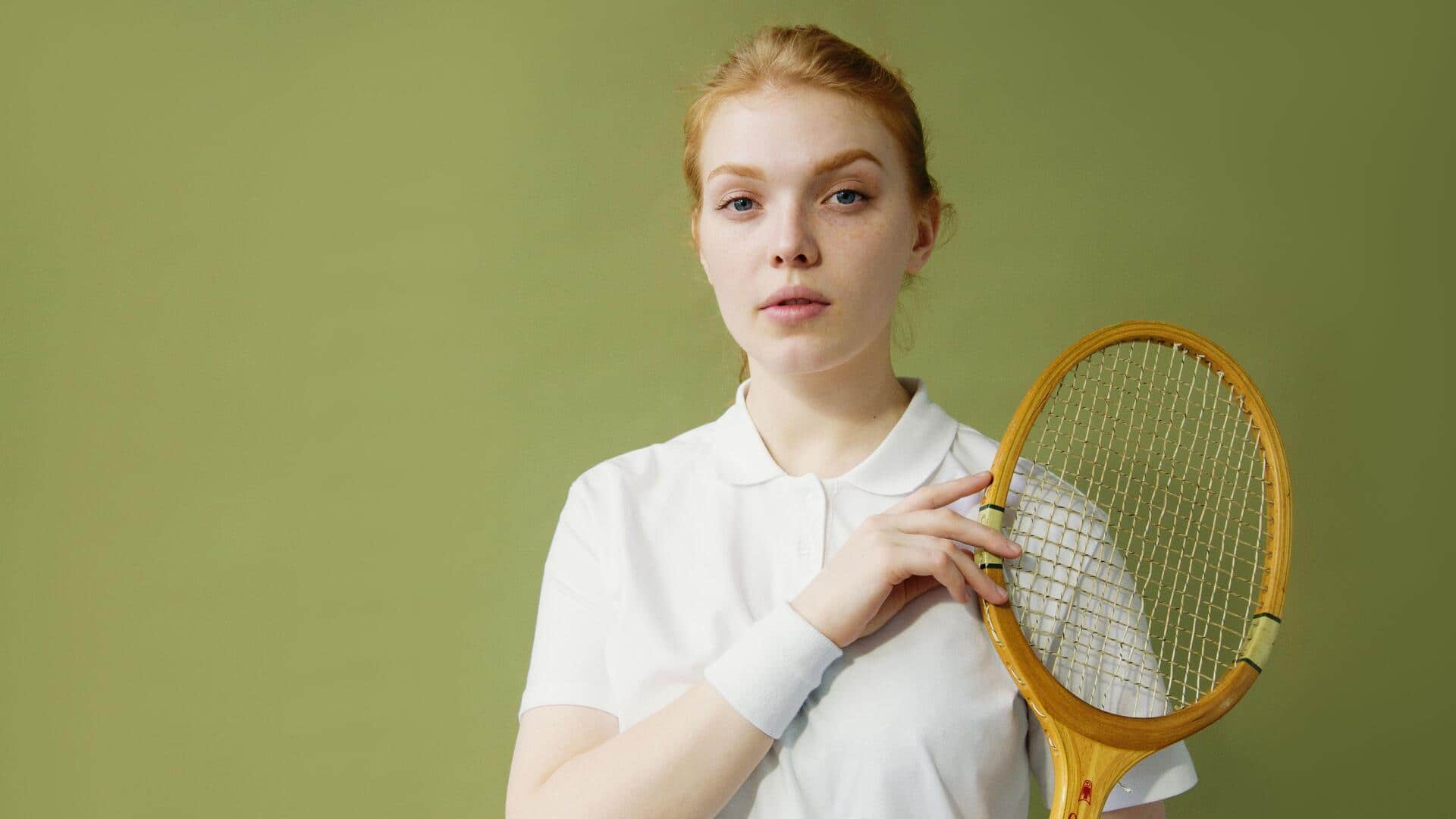 Mengapa pemain tenis memeriksa beberapa bola sebelum melakukan servis?