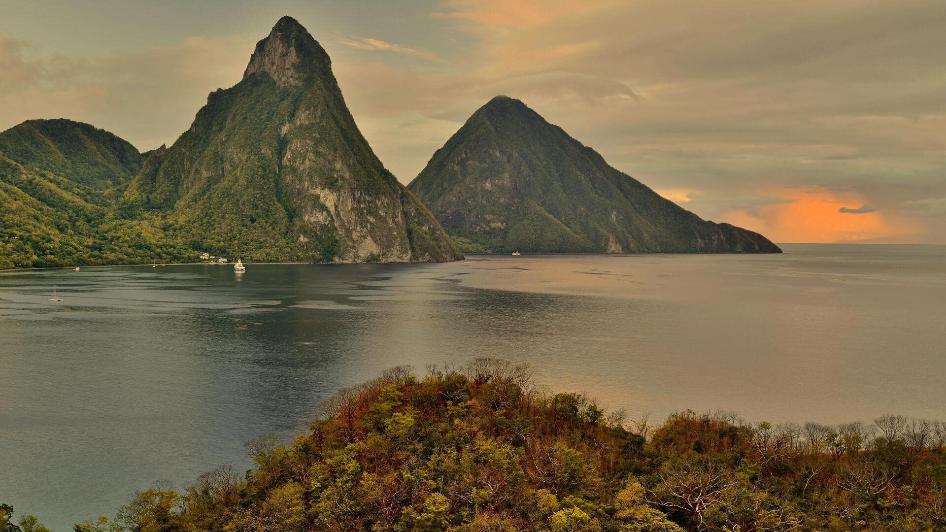 Menikmati Keindahan Gunung Jade, St. Lucia