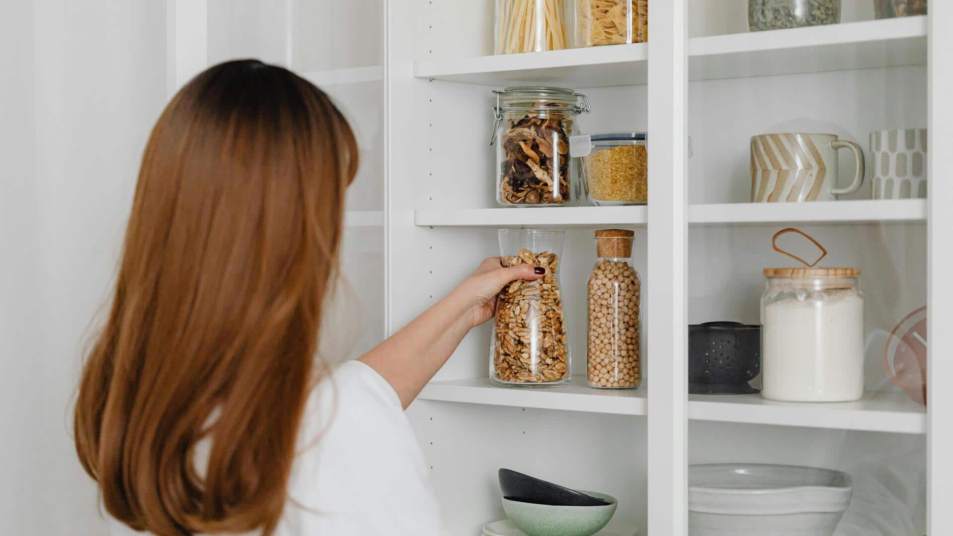 Mengatur pantry dengan toples ramah lingkungan