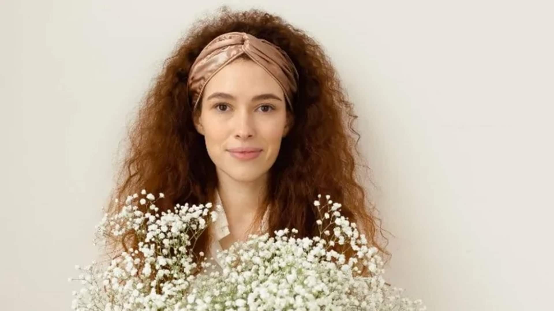 Lima gaya ikat rambut sutra untuk musim semi India