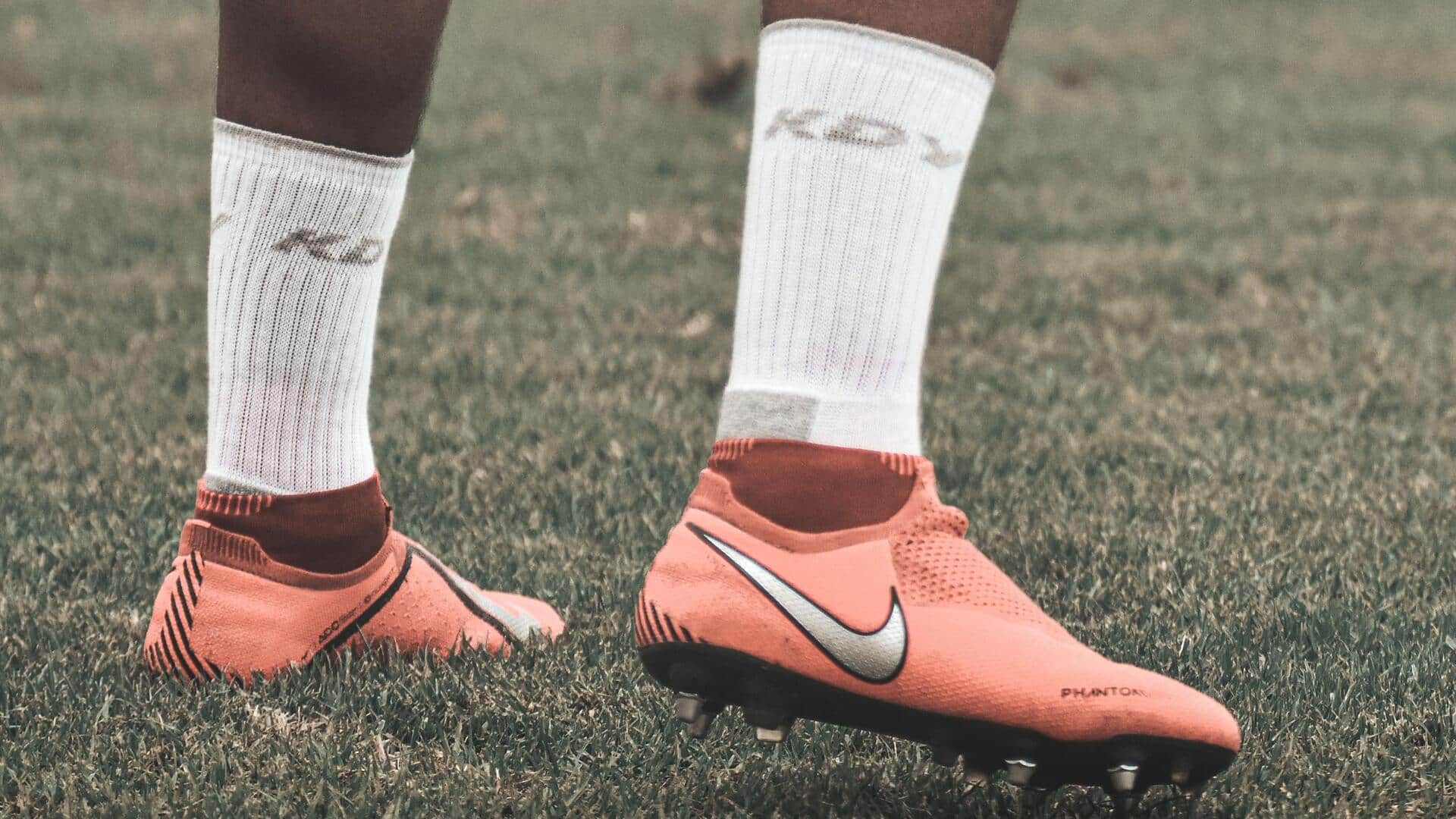 Mengapa beberapa atlet memakai kaos kaki berbeda warna?
