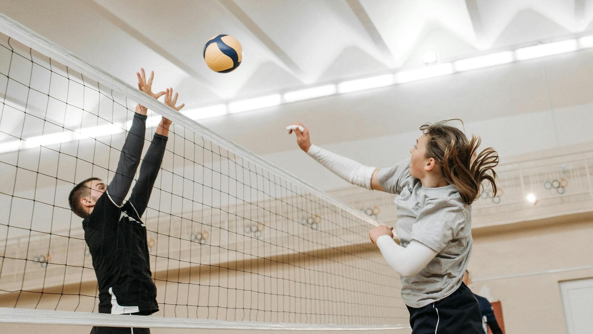 Alasan jaring voli memiliki lapisan putih di atasnya