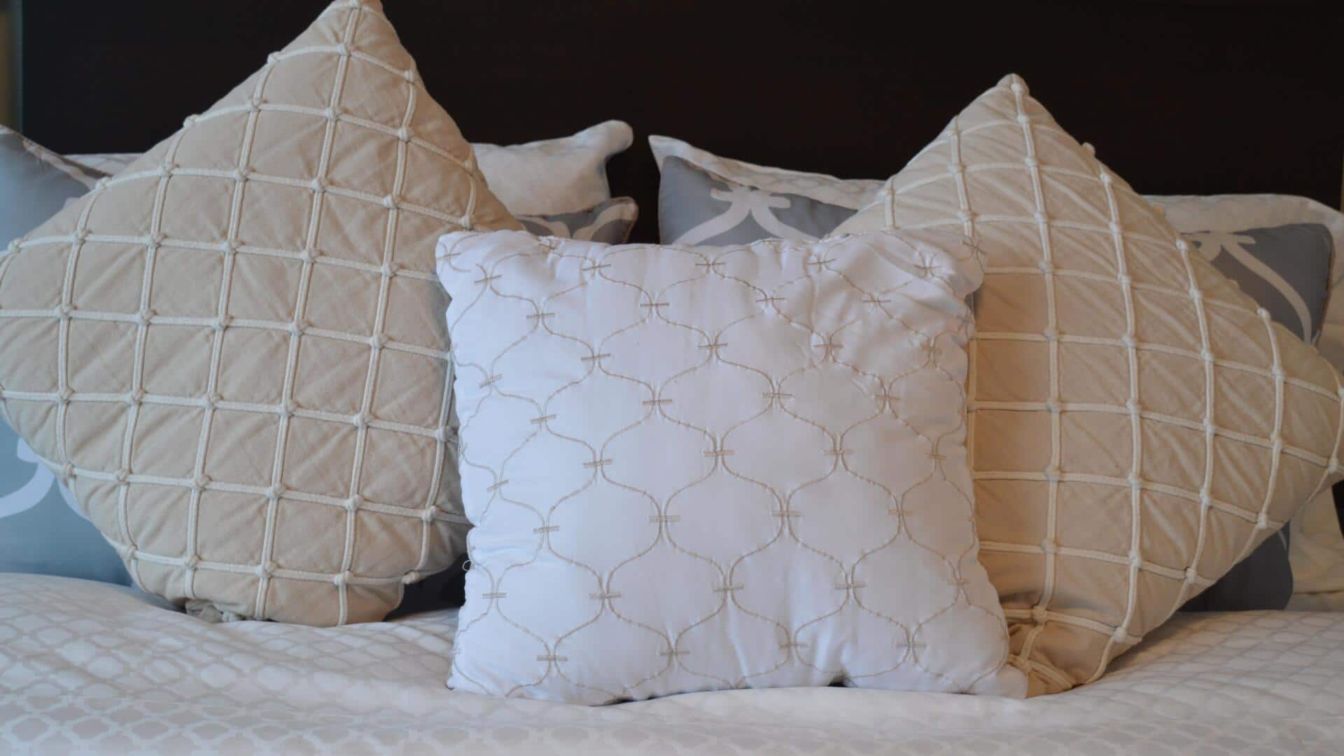 5 penggunaan yang tidak terduga untuk bantal lama di rumah