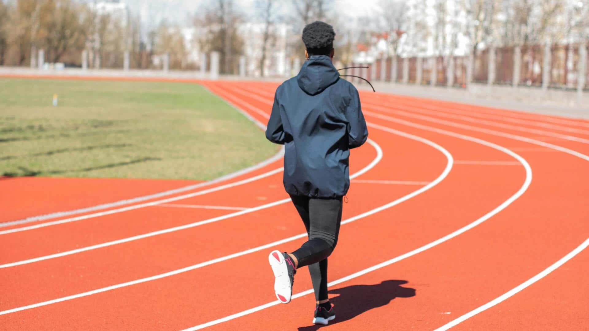 Mengapa lintasan lari memiliki delapan jalur?