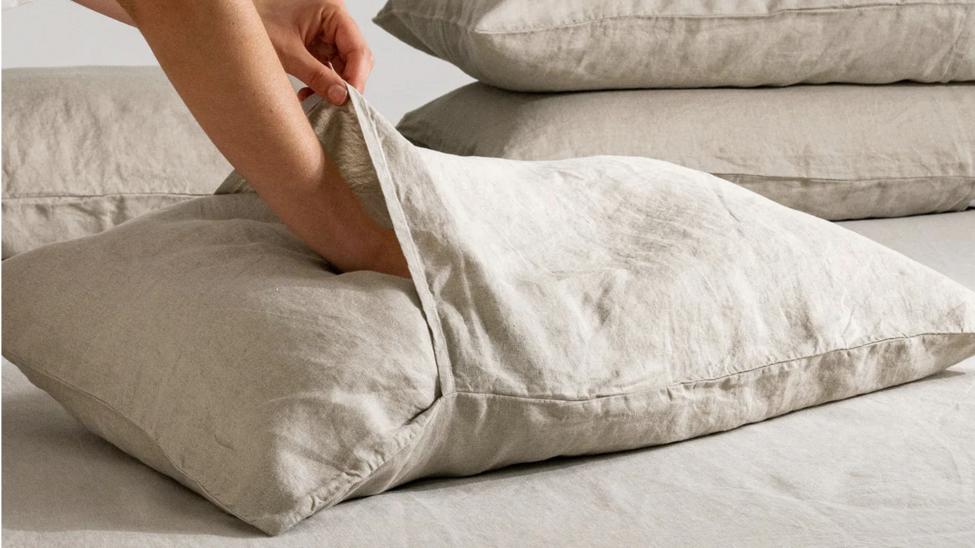 Gunakan sarung bantal sebagai penutup debu