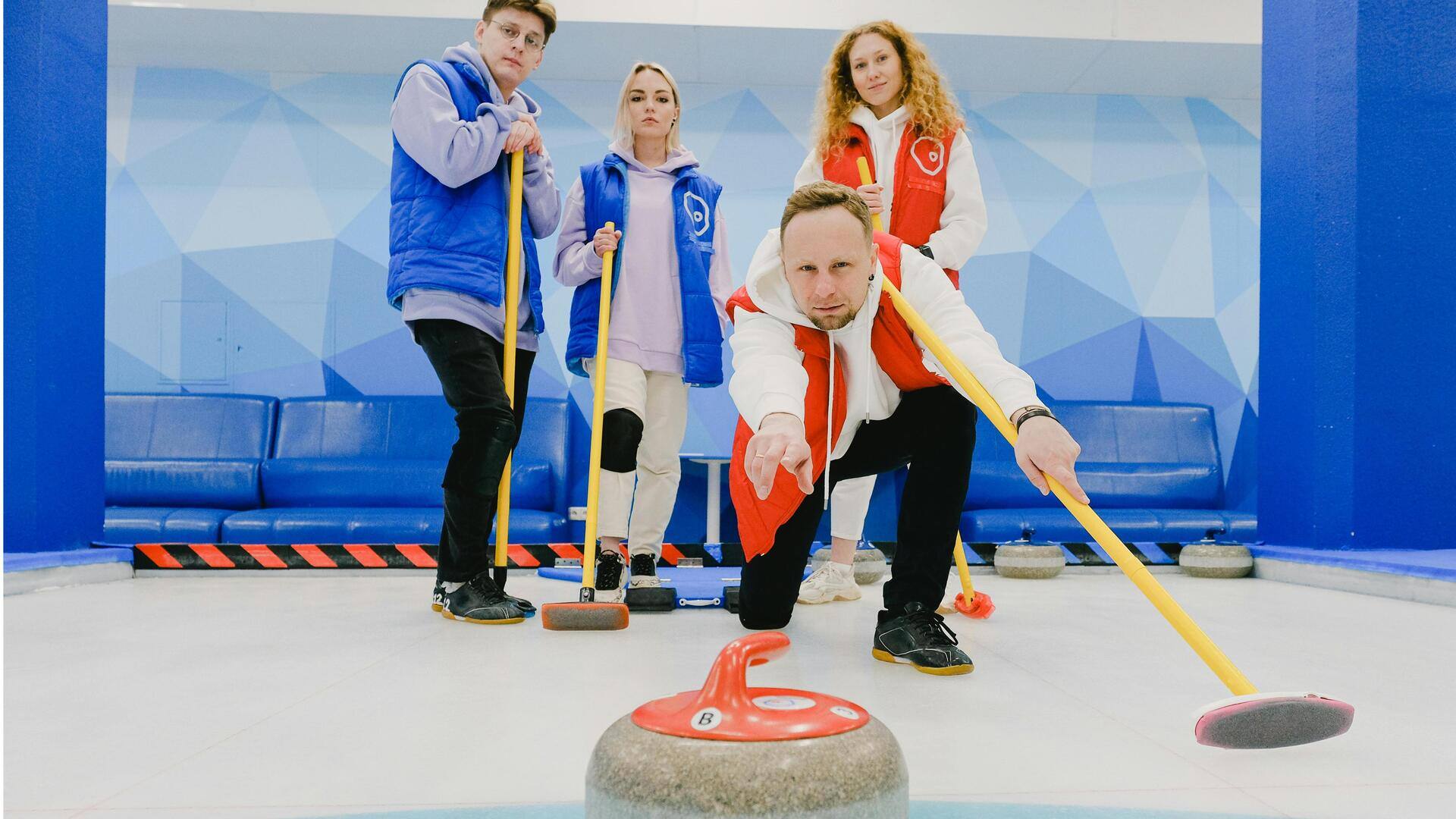 Mengapa curling melibatkan menyapu es?