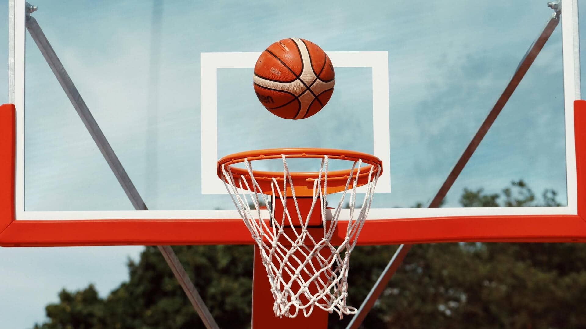 Mengapa jaring basket memiliki lingkaran kecil?