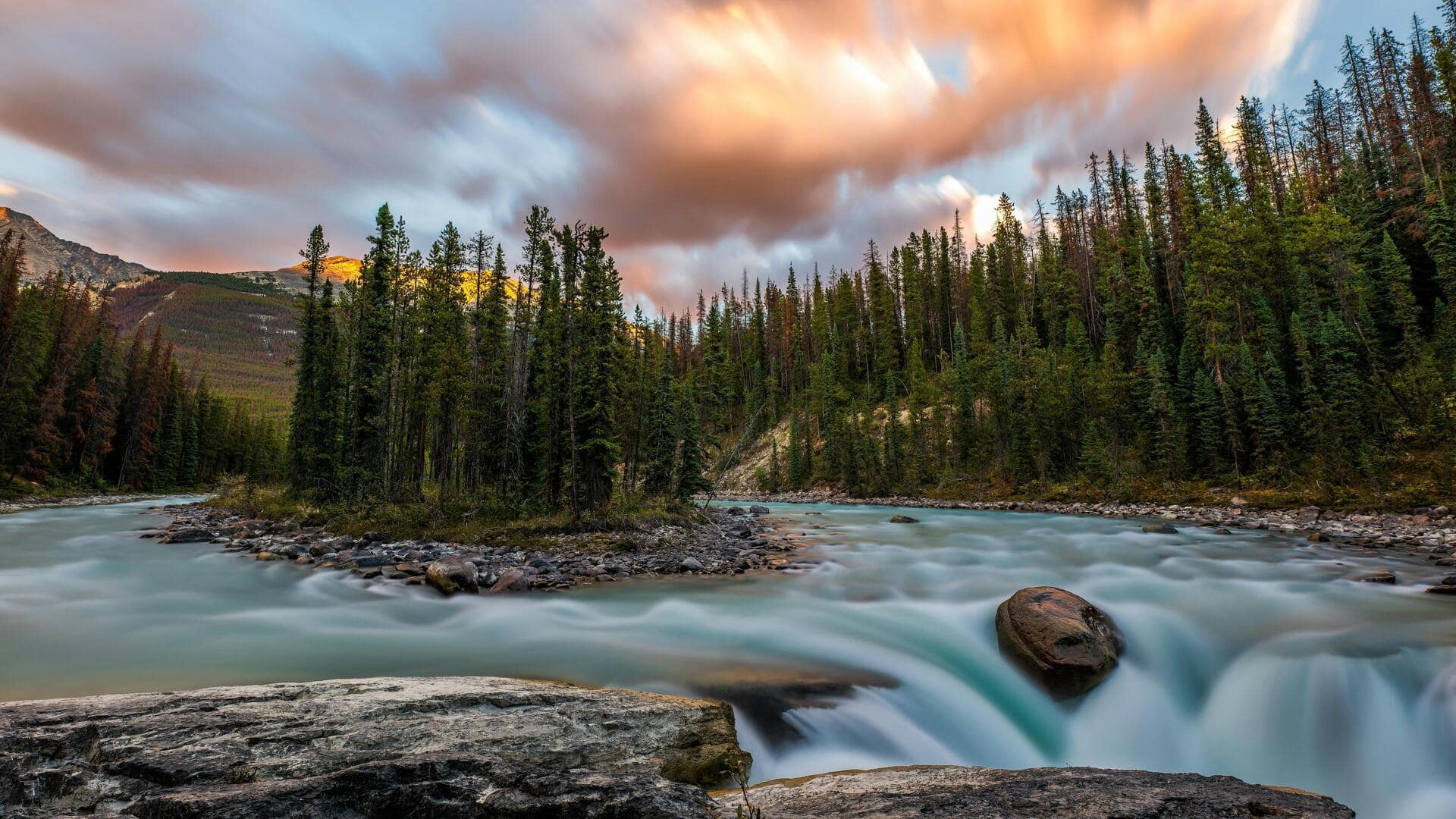 Menjelajahi Taman Nasional Kanada yang belum Terjamah
