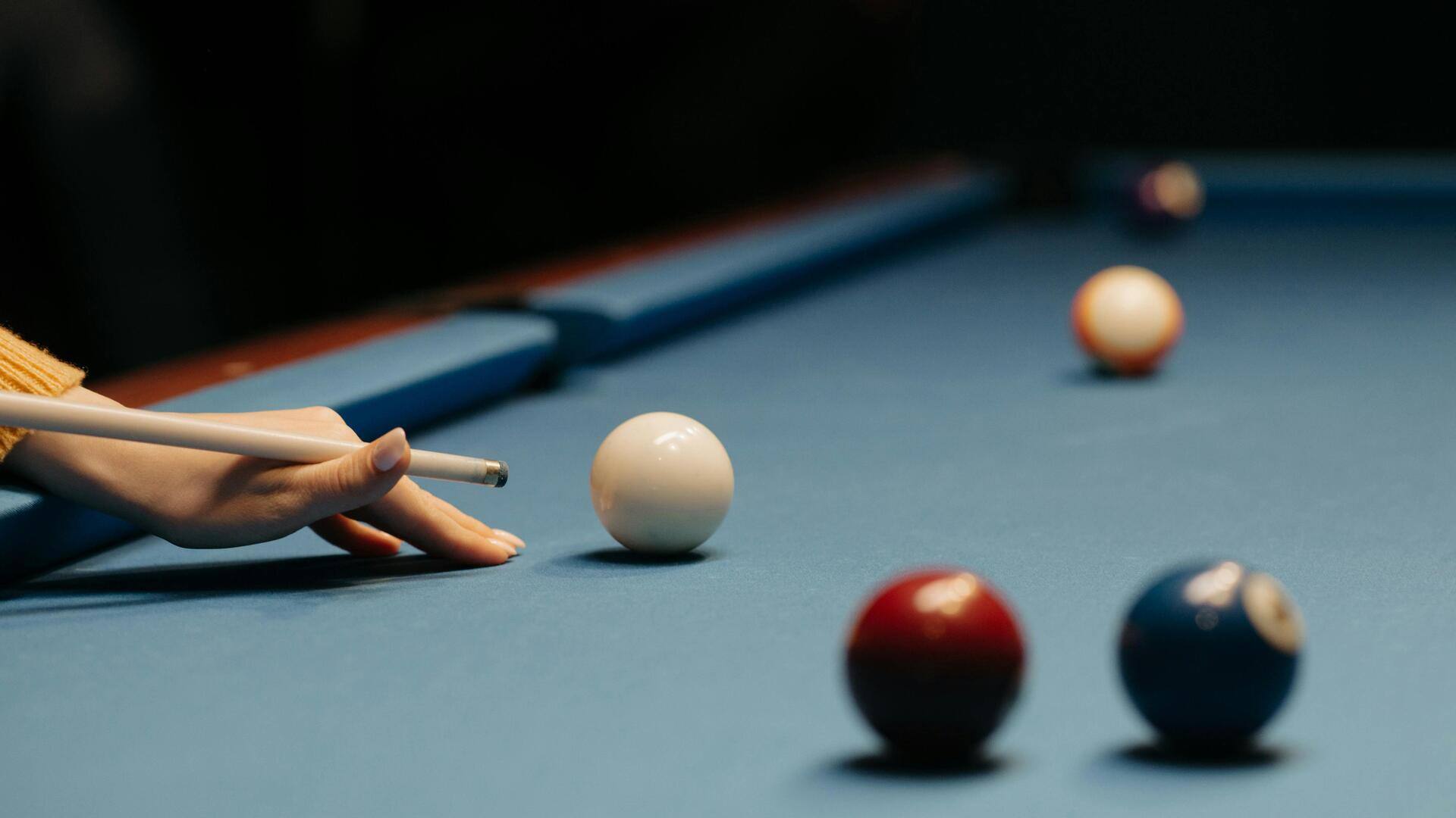 Mengapa bola biliar berwarna putih?