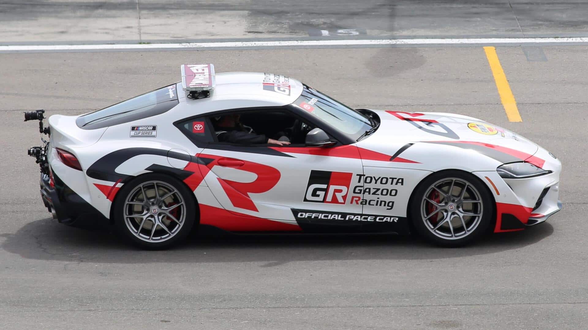 Mengapa pembalap mobil selalu mengikuti pace car?