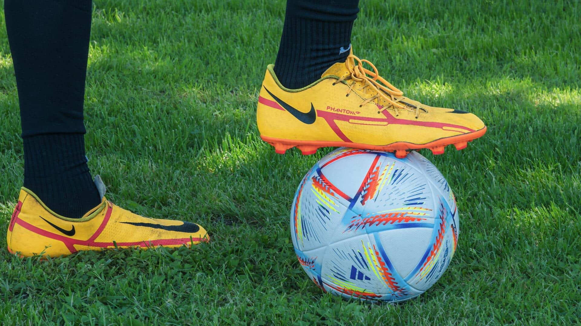 Apakah sepatu sepak bola memengaruhi performa tendangan?