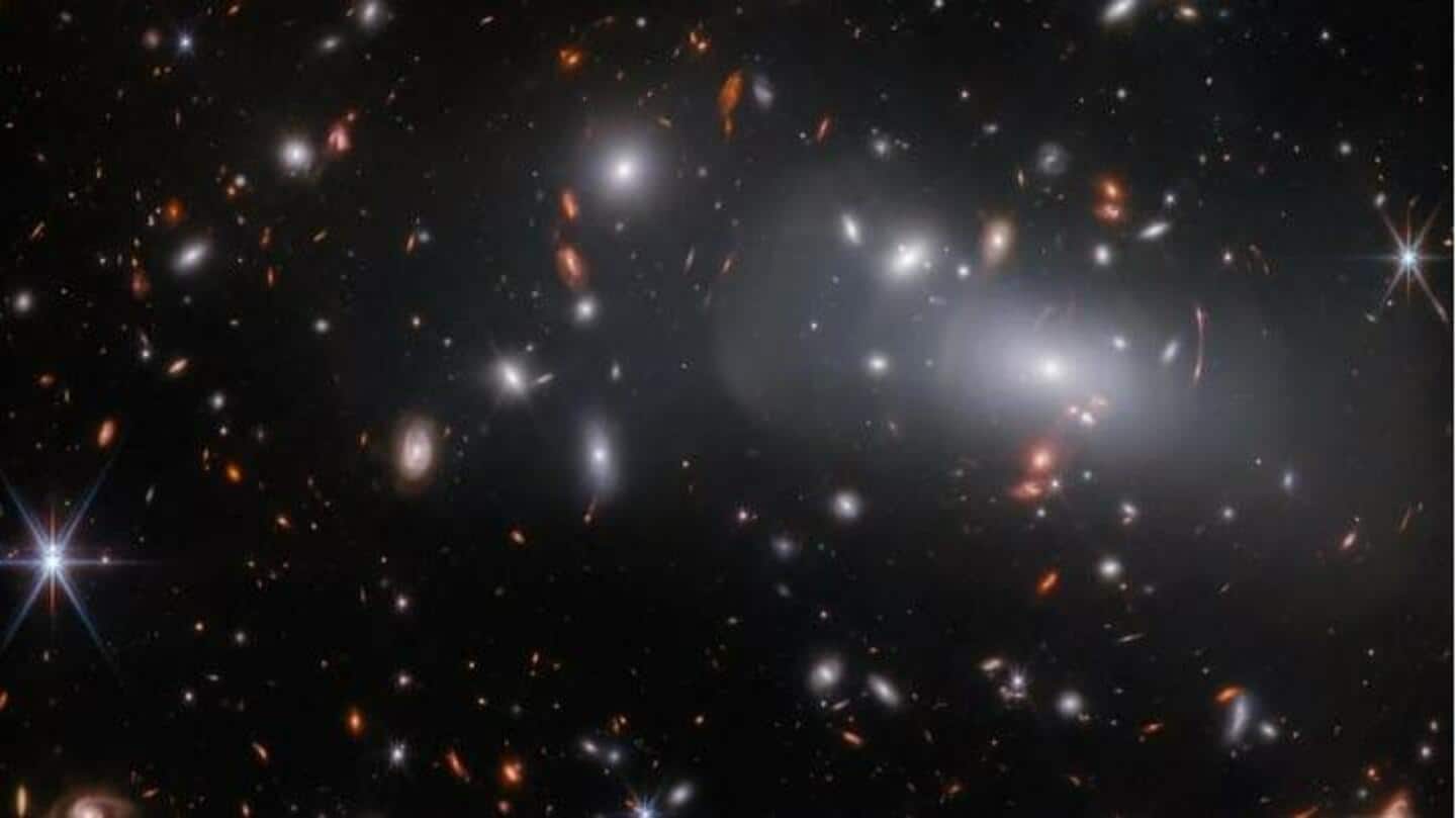 Kesalahan atau misteri: JWST menangkap gambar galaksi tiga kali dalam satu gambar