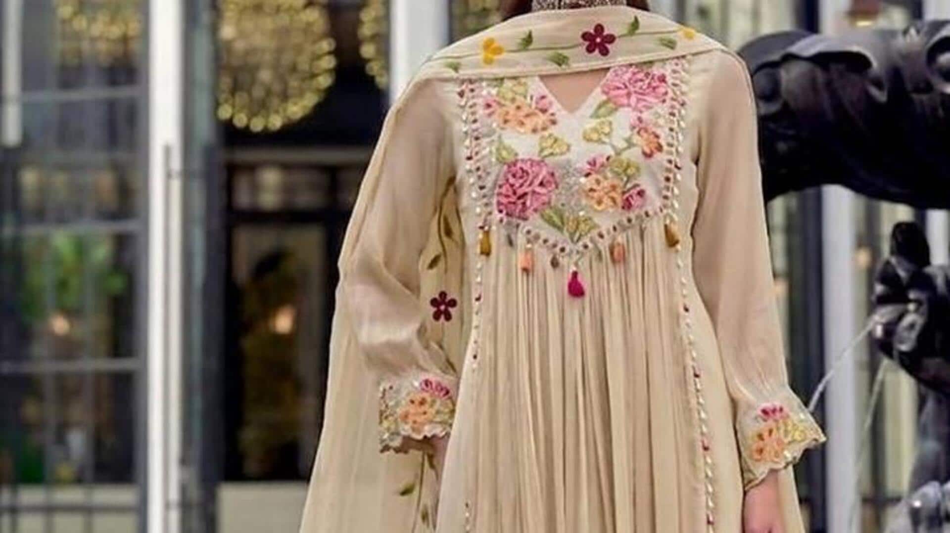 Tren Anarkali bordir untuk musim perayaan India