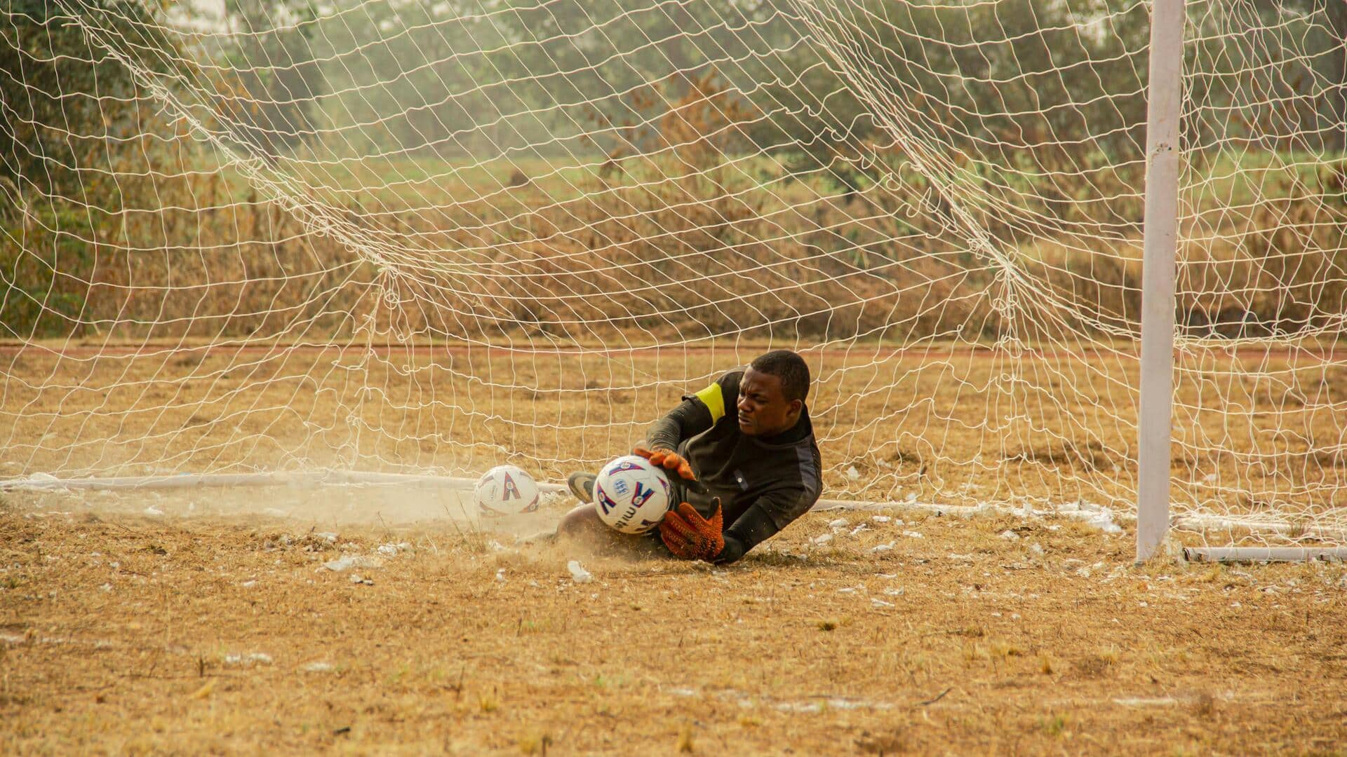 Apakah kiper boleh mencetak gol dalam sepak bola? Apakah kiper boleh mencetak gol dalam sepak bola?