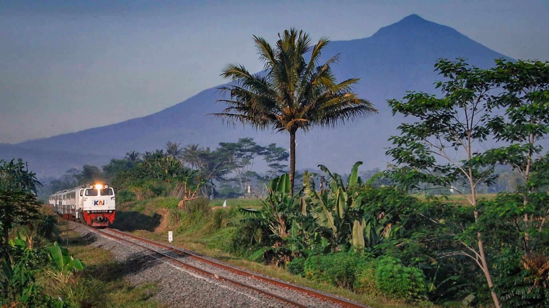 Menikmati Jalur Kereta Api yang Indah di Pulau Jawa Menikmati Jalur Kereta Api yang Indah di Pulau Jawa