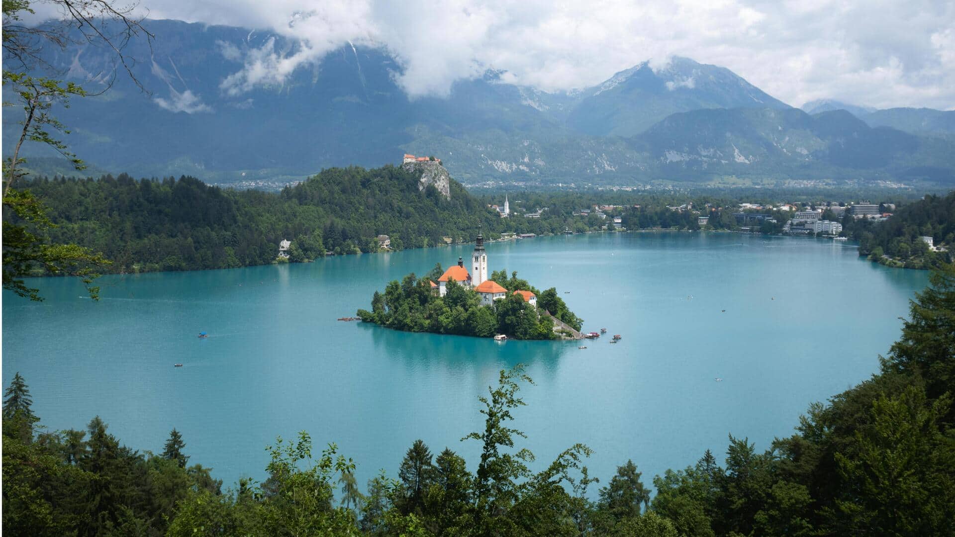 Keindahan Desa Tepi Danau Alpen di Slovenia