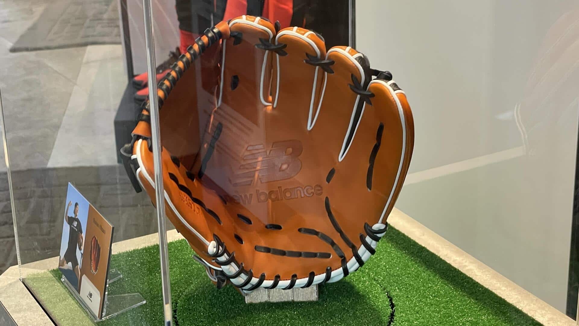 Mengapa sarung tangan baseball memiliki slot jari?