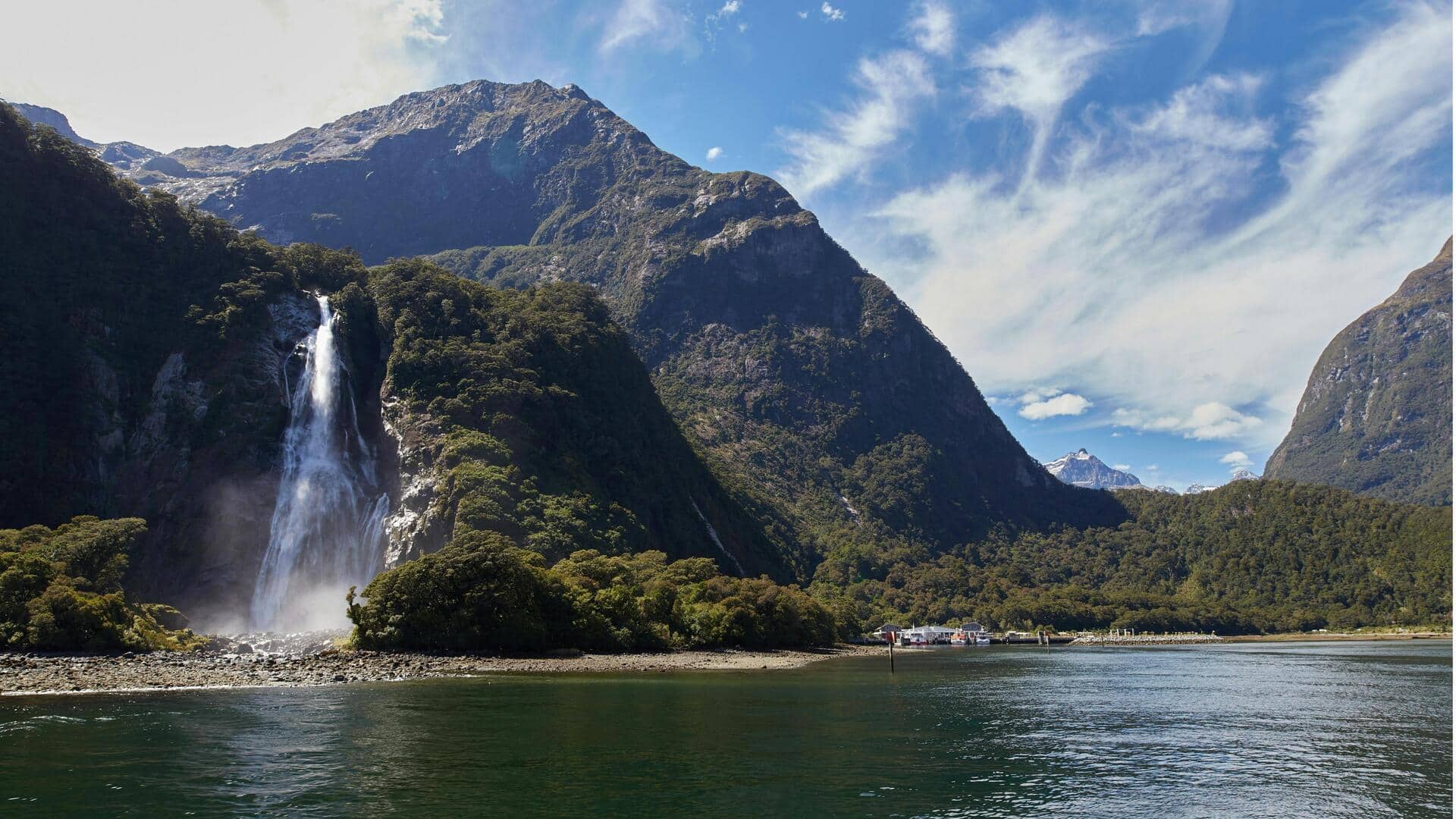 Menjelajahi Air Terjun dan Tempat Tersembunyi di Selandia Baru Menjelajahi Air Terjun dan Tempat Tersembunyi di Selandia Baru