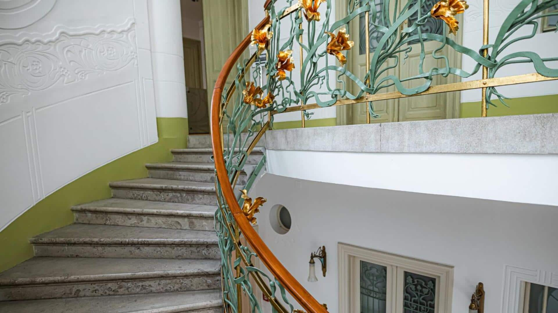 Keanggunan Yang Fantastis: Railing Tangga Bergaya Art Nouveau