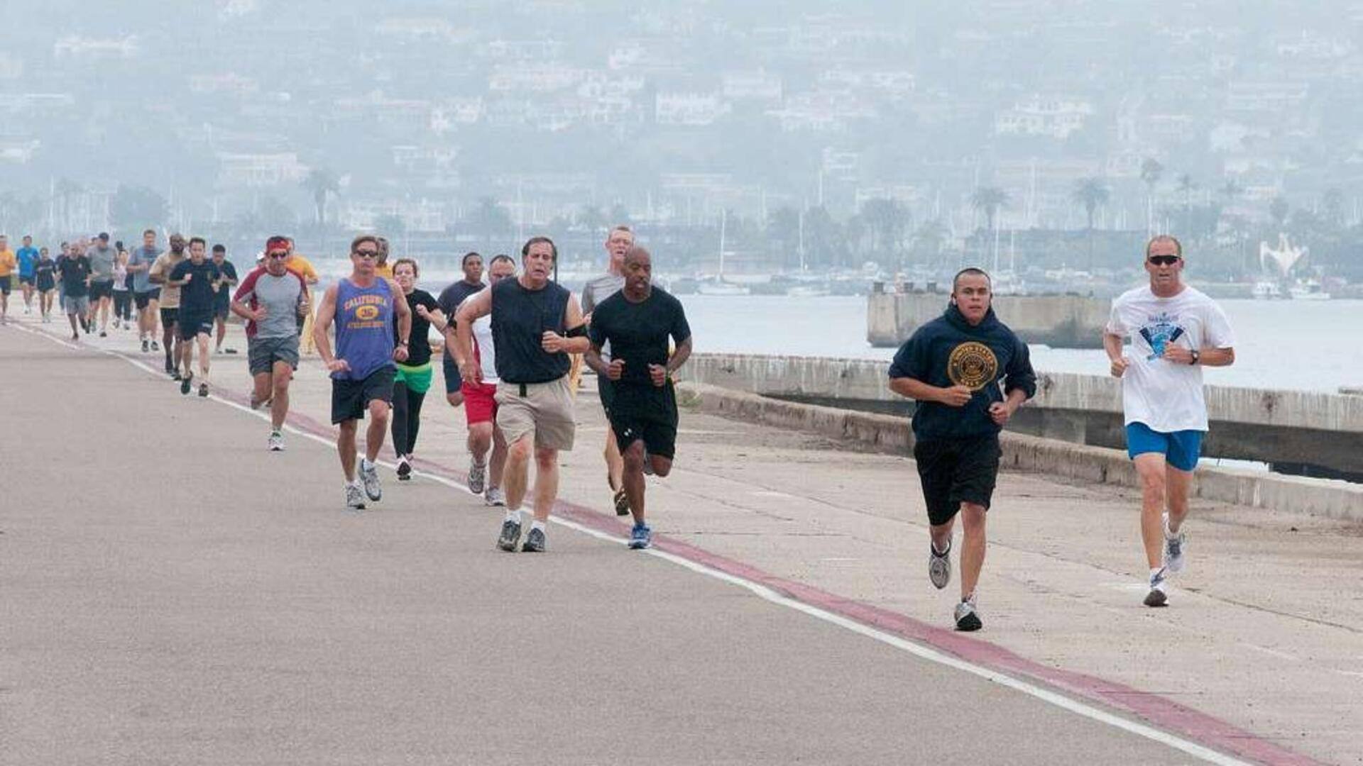 Mengapa pelari maraton memutuskan pita di garis akhir?