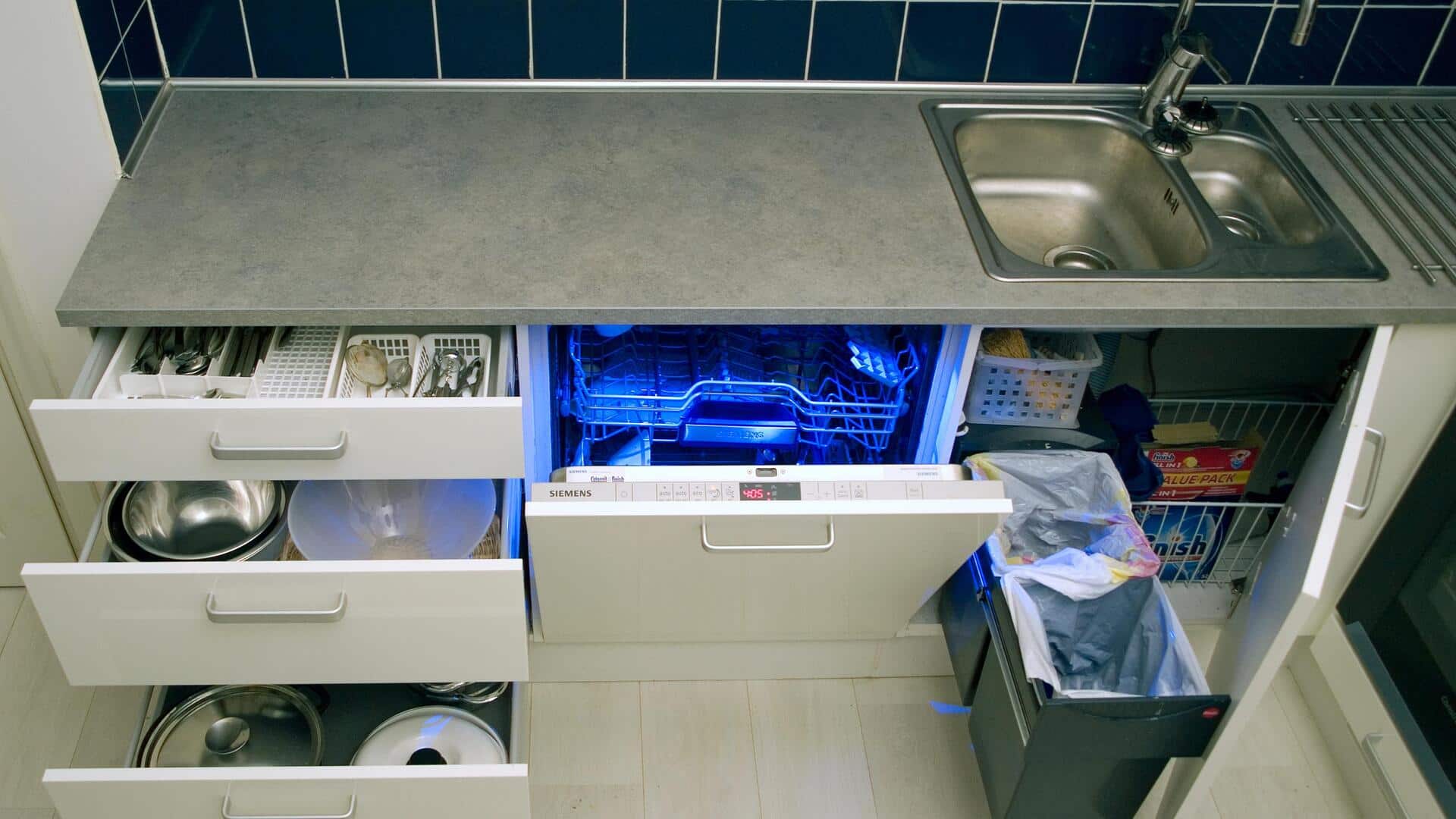 Solusi penyimpanan kreatif untuk area dapur di bawah wastafel