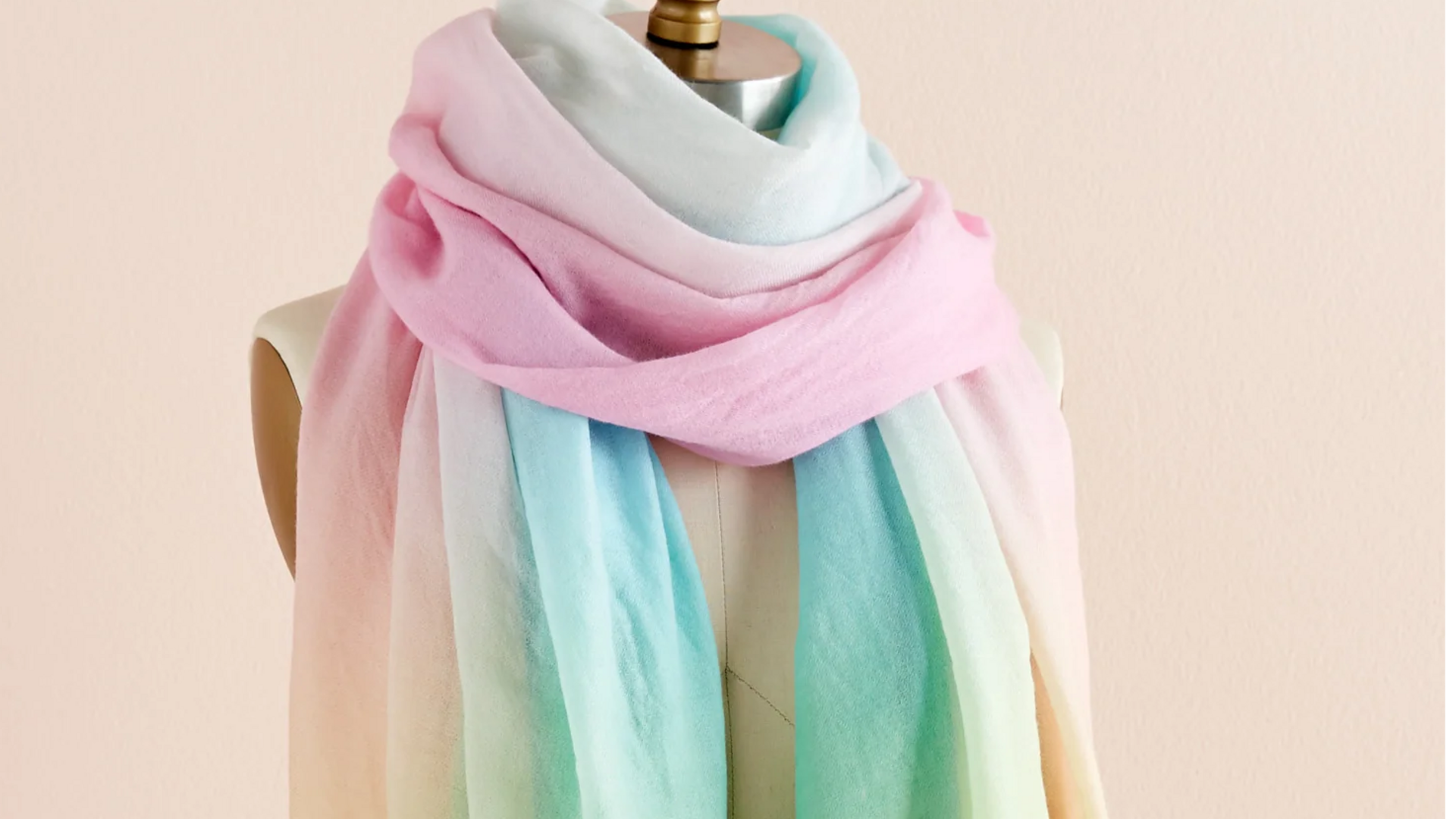 Selendang pastel menyempurnakan elegansi musim semi India