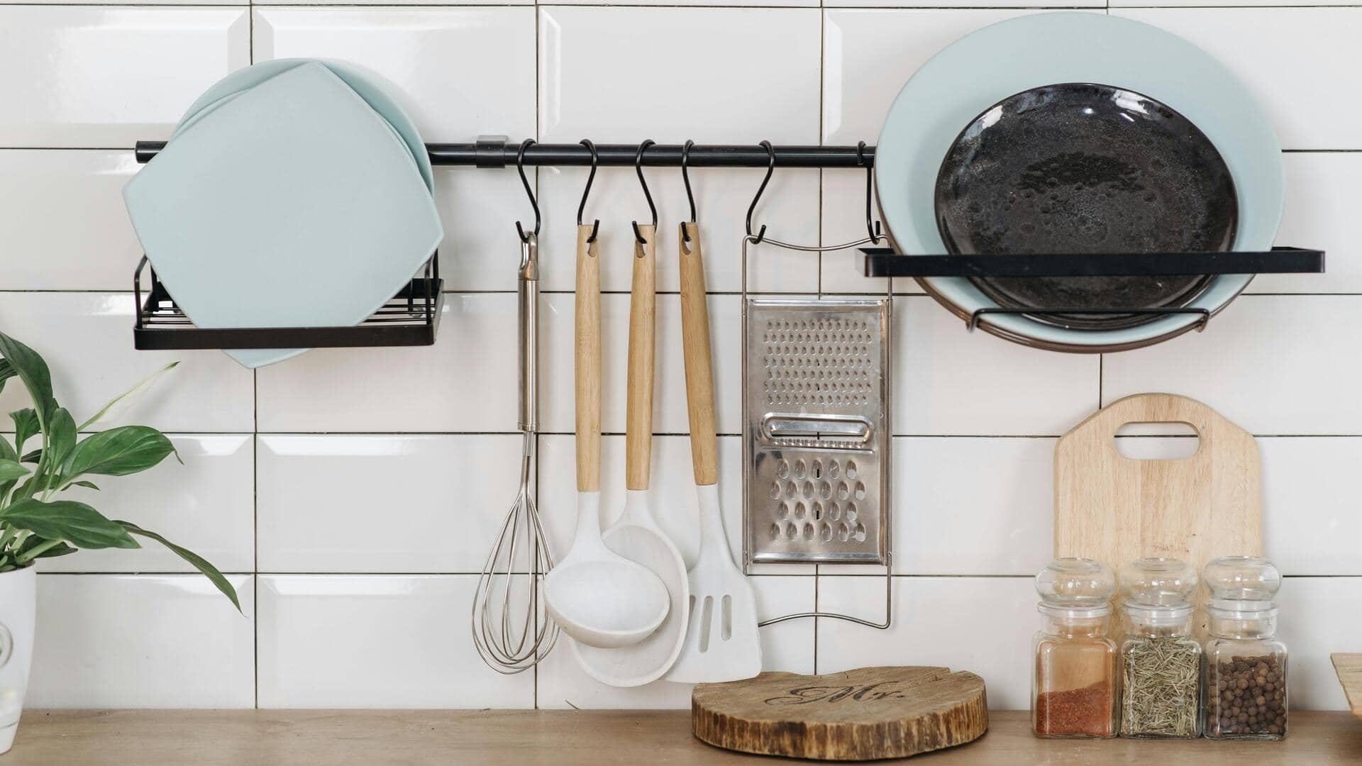 Buat peralatan masak berkilau dengan air asinan Buat peralatan masak berkilau dengan air asinan