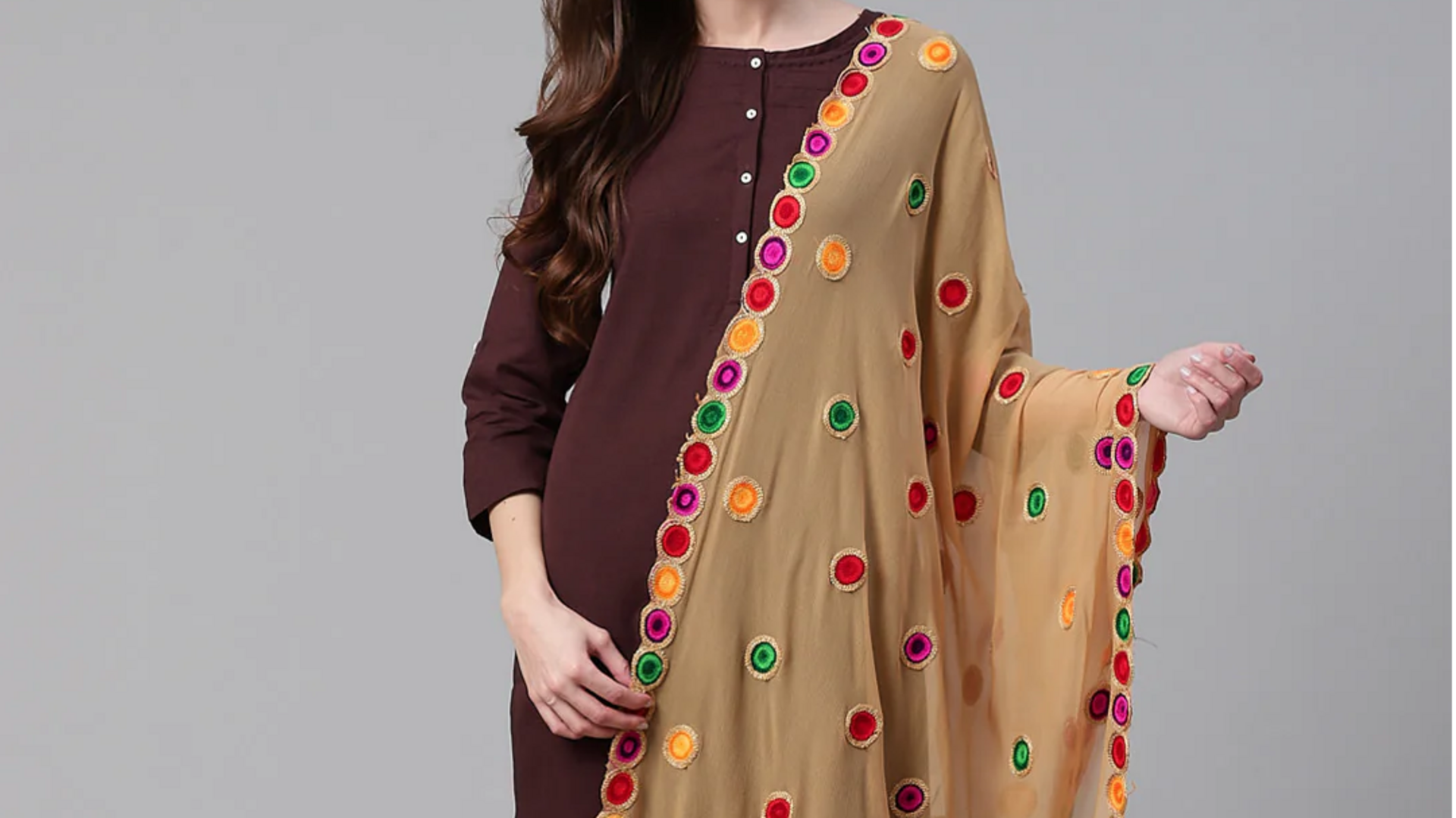 Gaya unik memakai dupatta untuk perayaan India