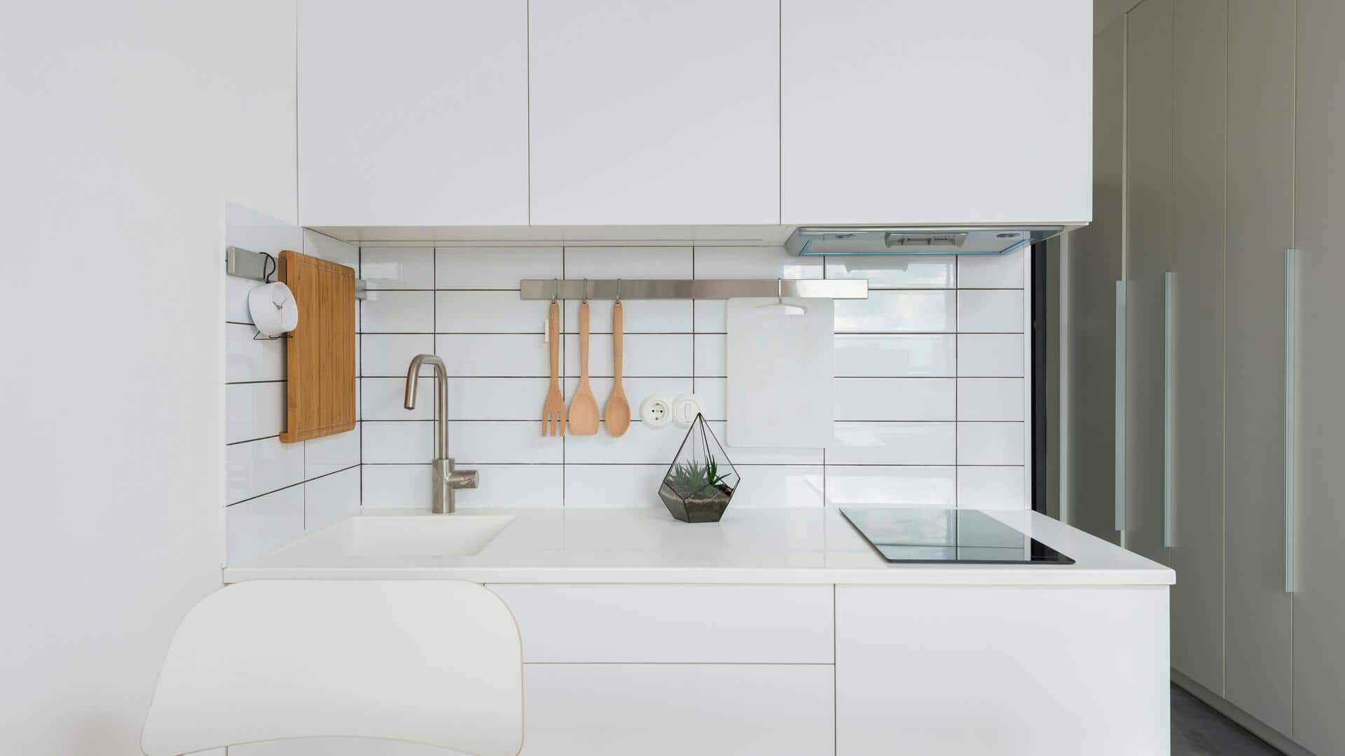 Lima trik abadi untuk memaksimalkan ruang meja dapur