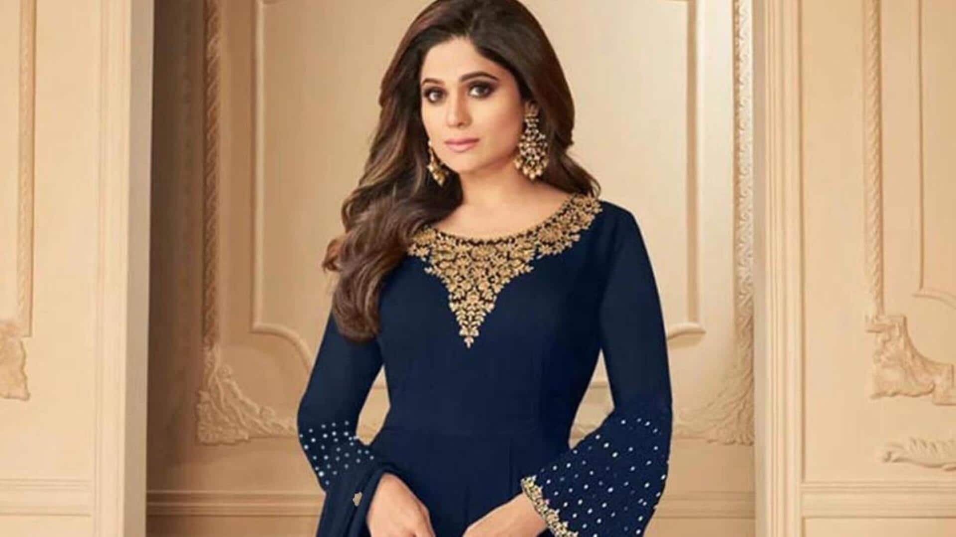 Gaya India dengan pakaian monokrom yang mudah