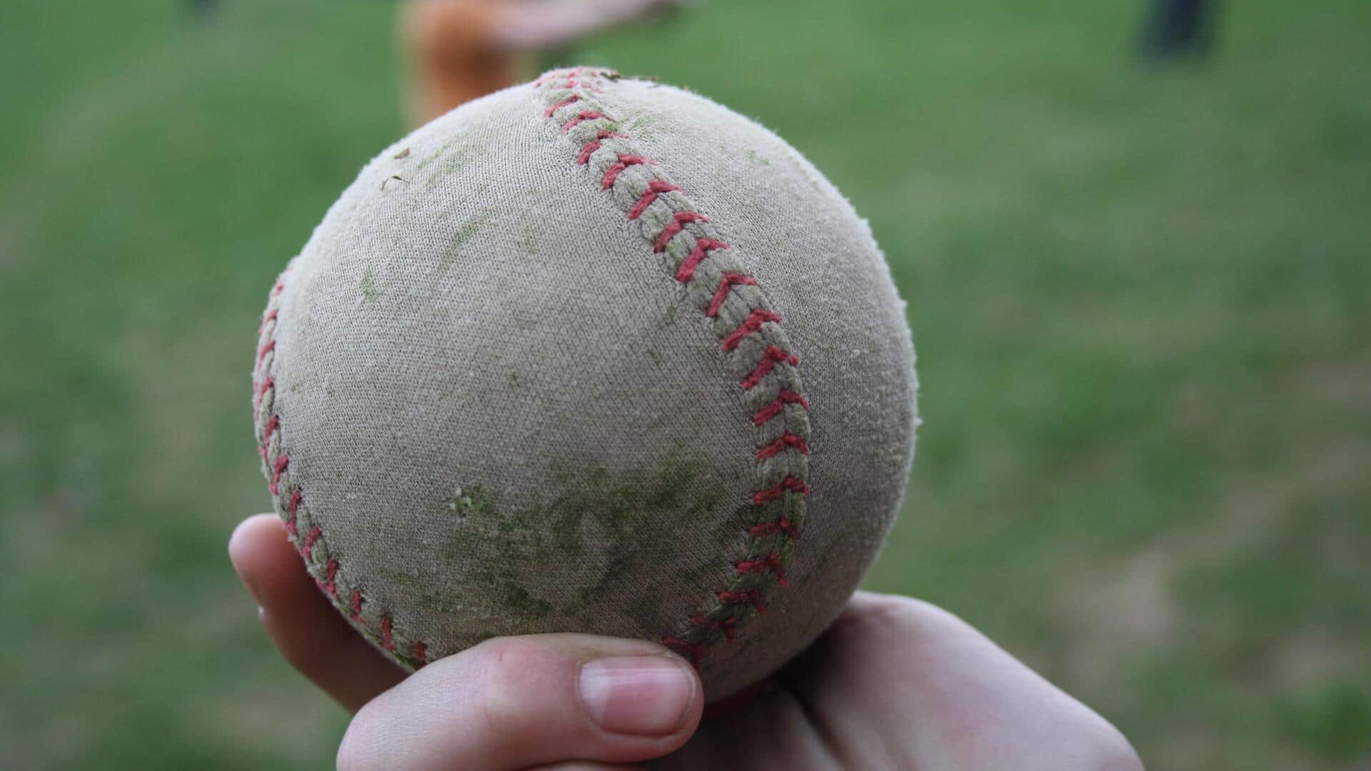 Mengapa jahitan bola softball selalu berwarna merah?