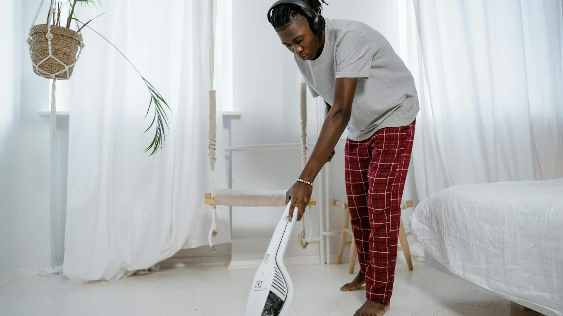 Singkirkan debu: Lima hal penting untuk bersih-bersih di bawah tempat tidur