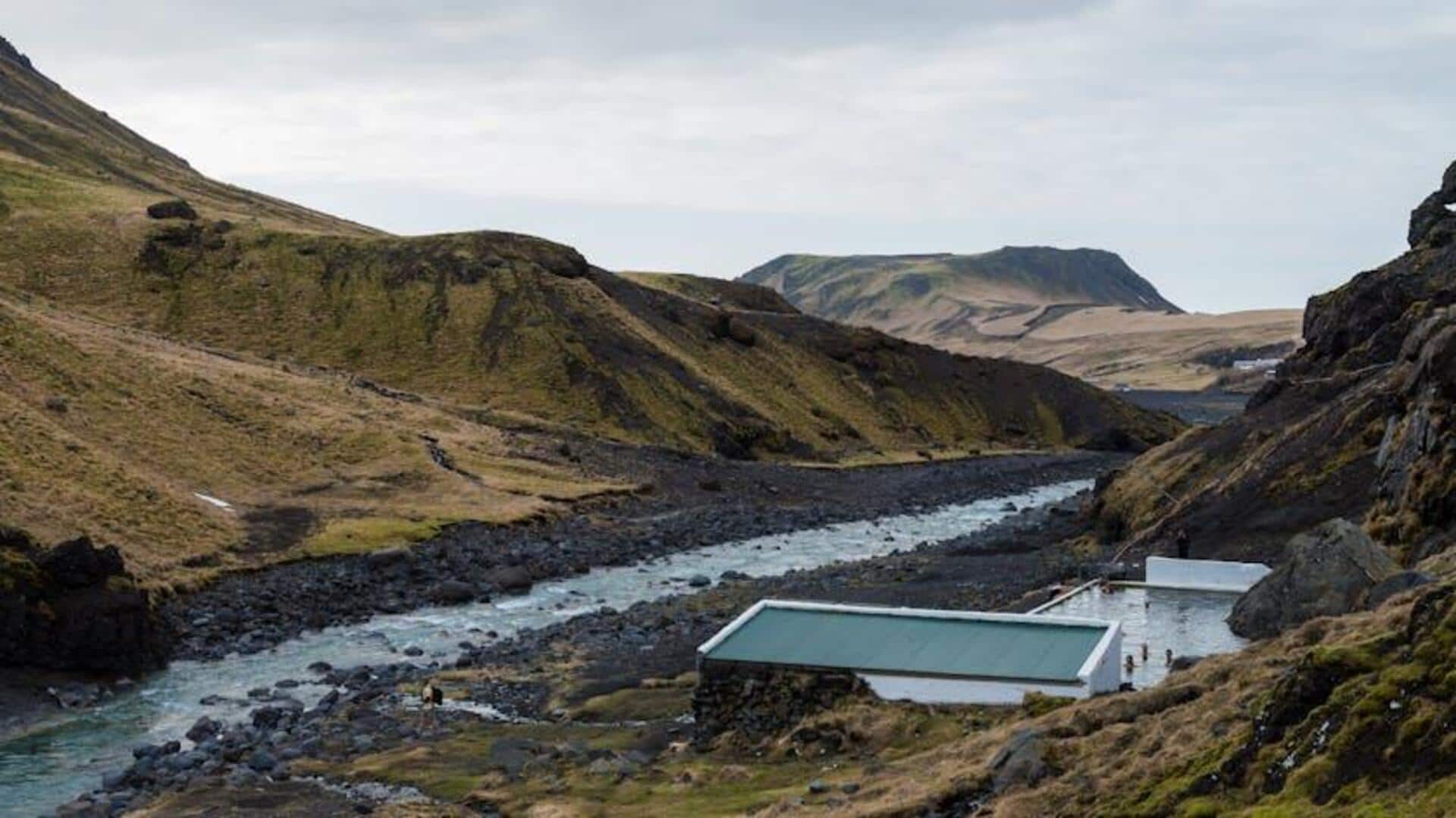 Menemukan Mata Air Panas Tersembunyi di Islandia
