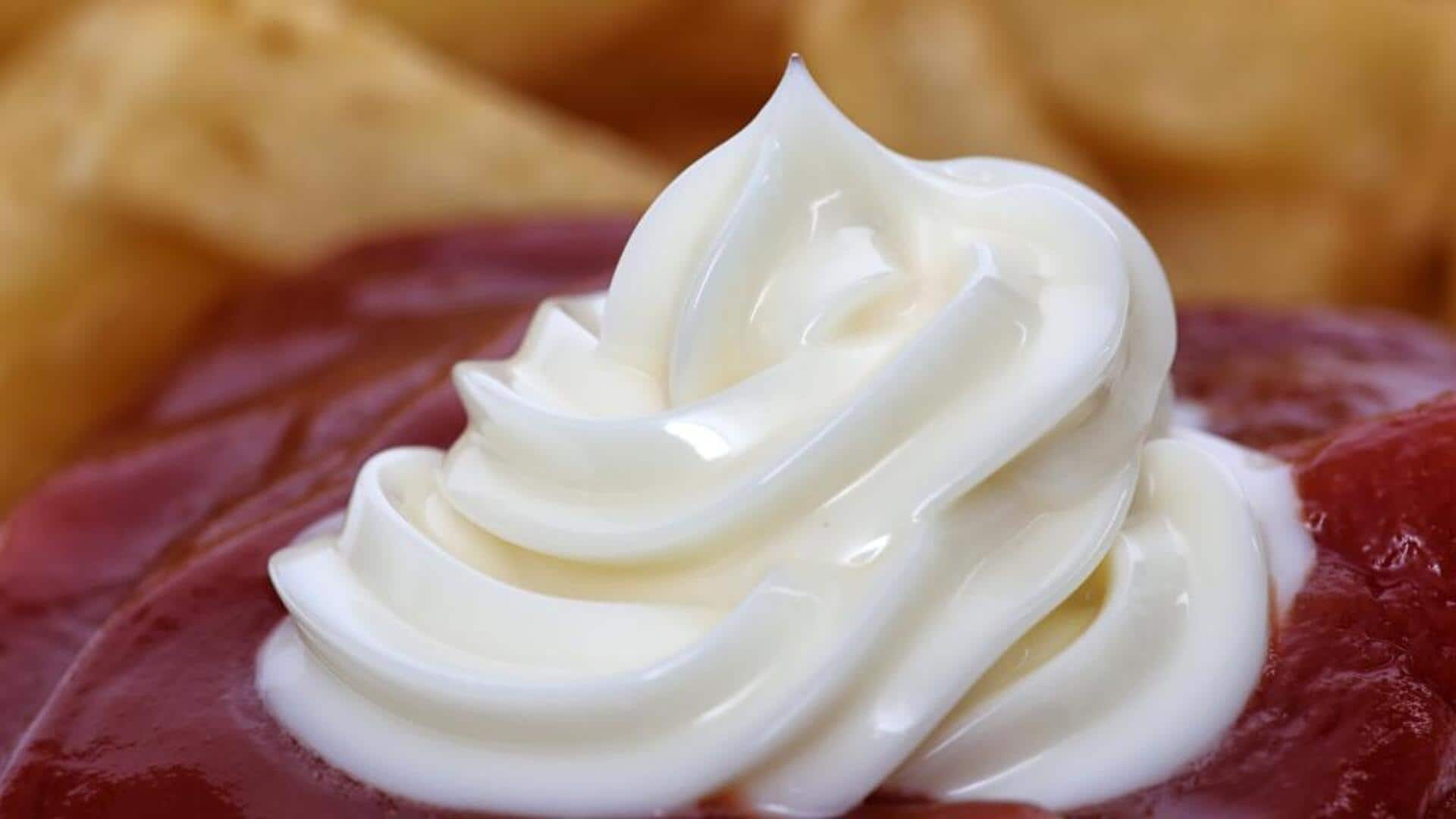 Cara mudah menghilangkan stiker harga dari kado menggunakan mayones