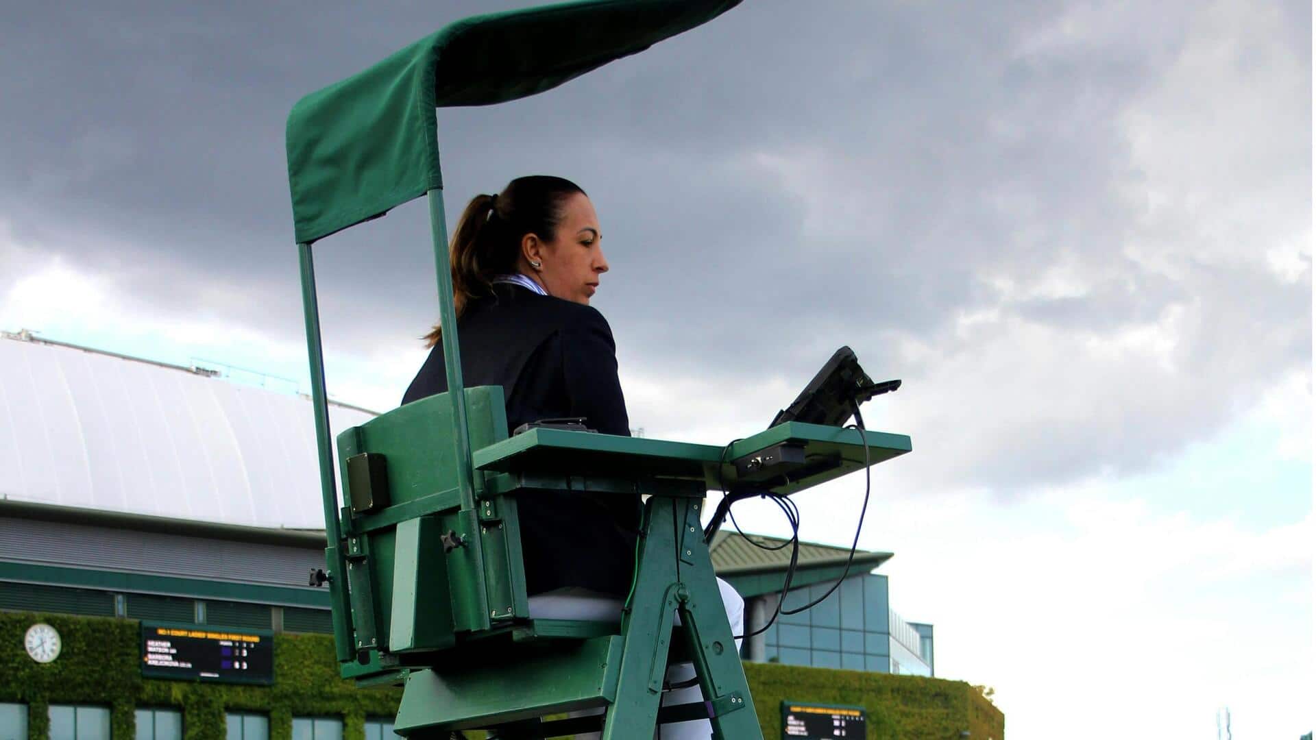 Mengapa wasit tenis duduk di kursi tinggi?