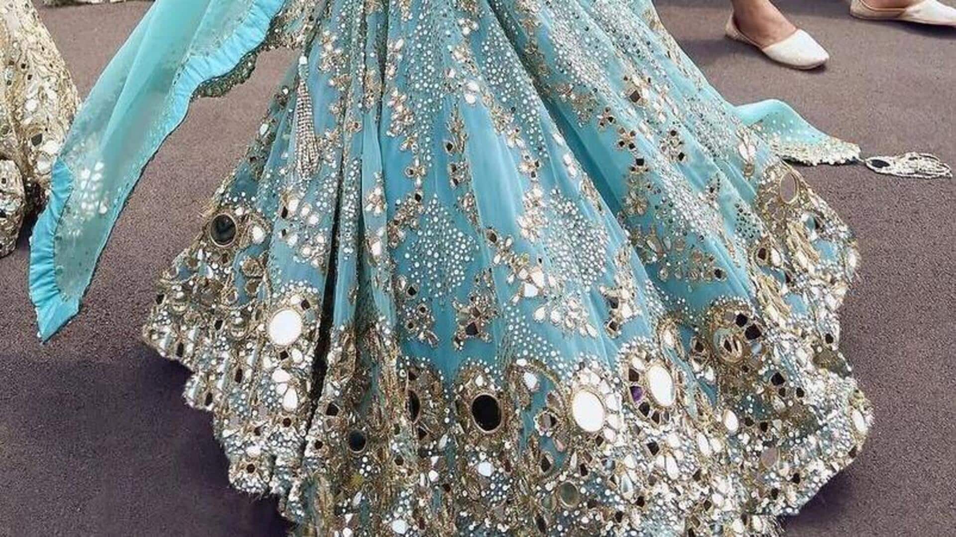 Memahami karya cermin dalam busana pengantin India modern