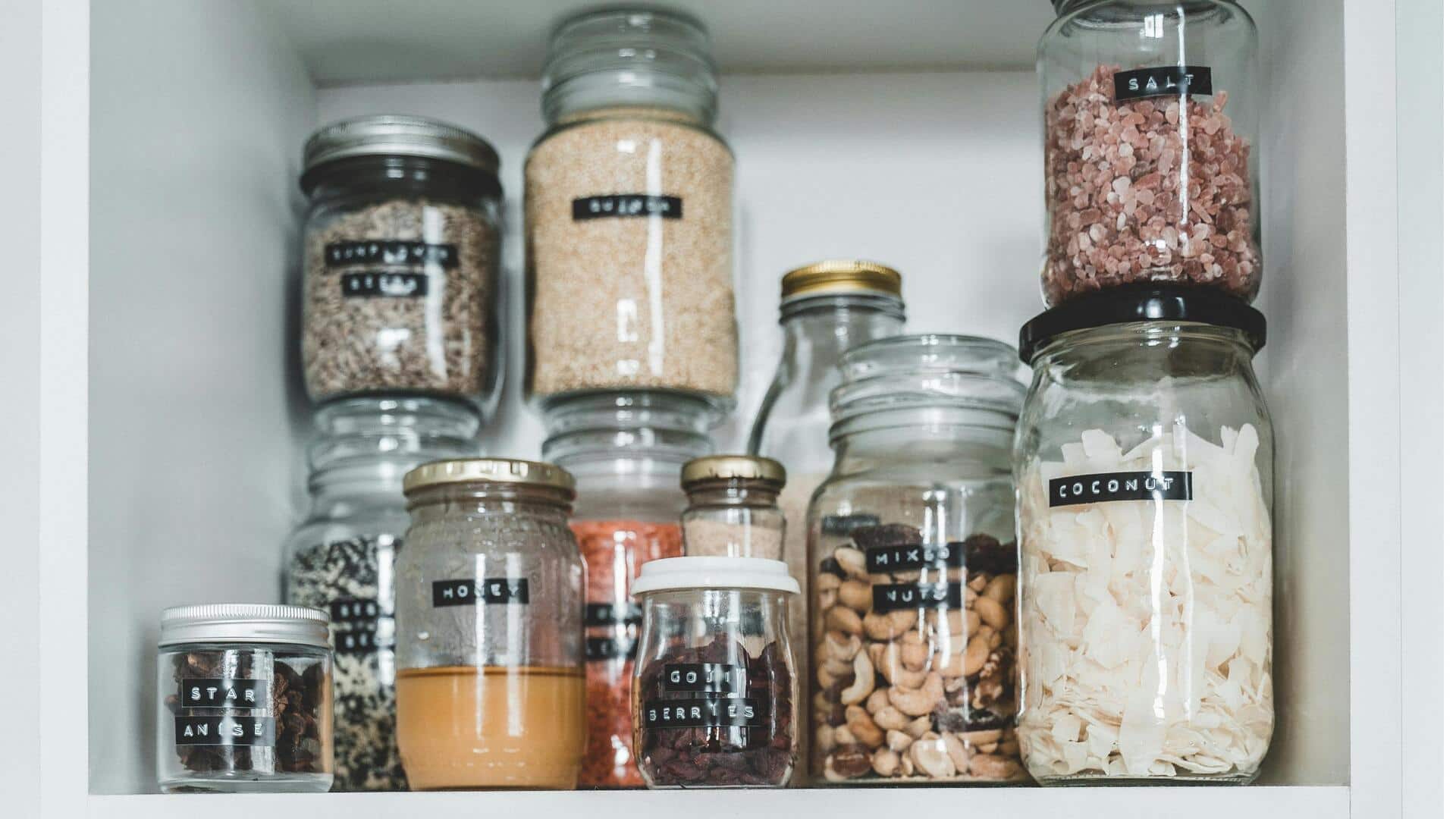 Mengatur pantry dengan toples kaca sederhana