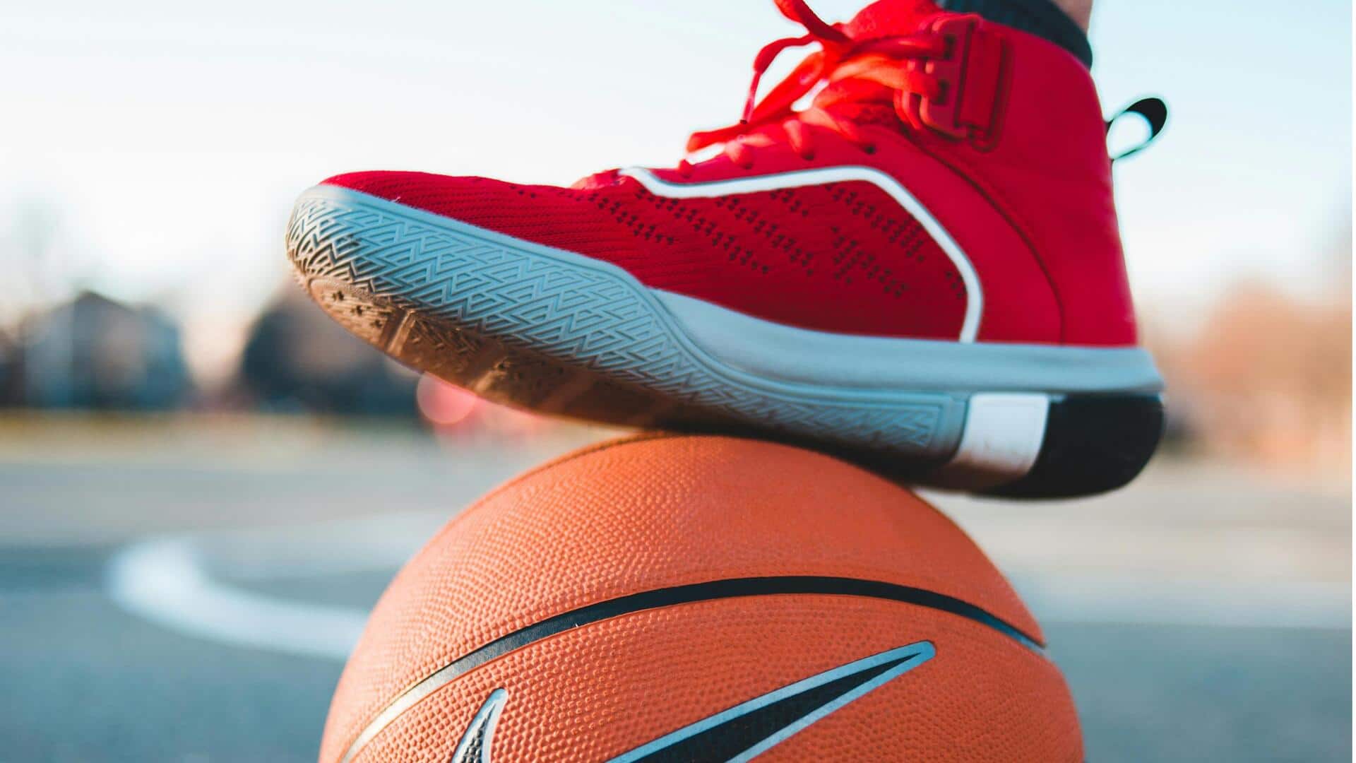 Mengapa sepatu basket berdecit di lapangan?