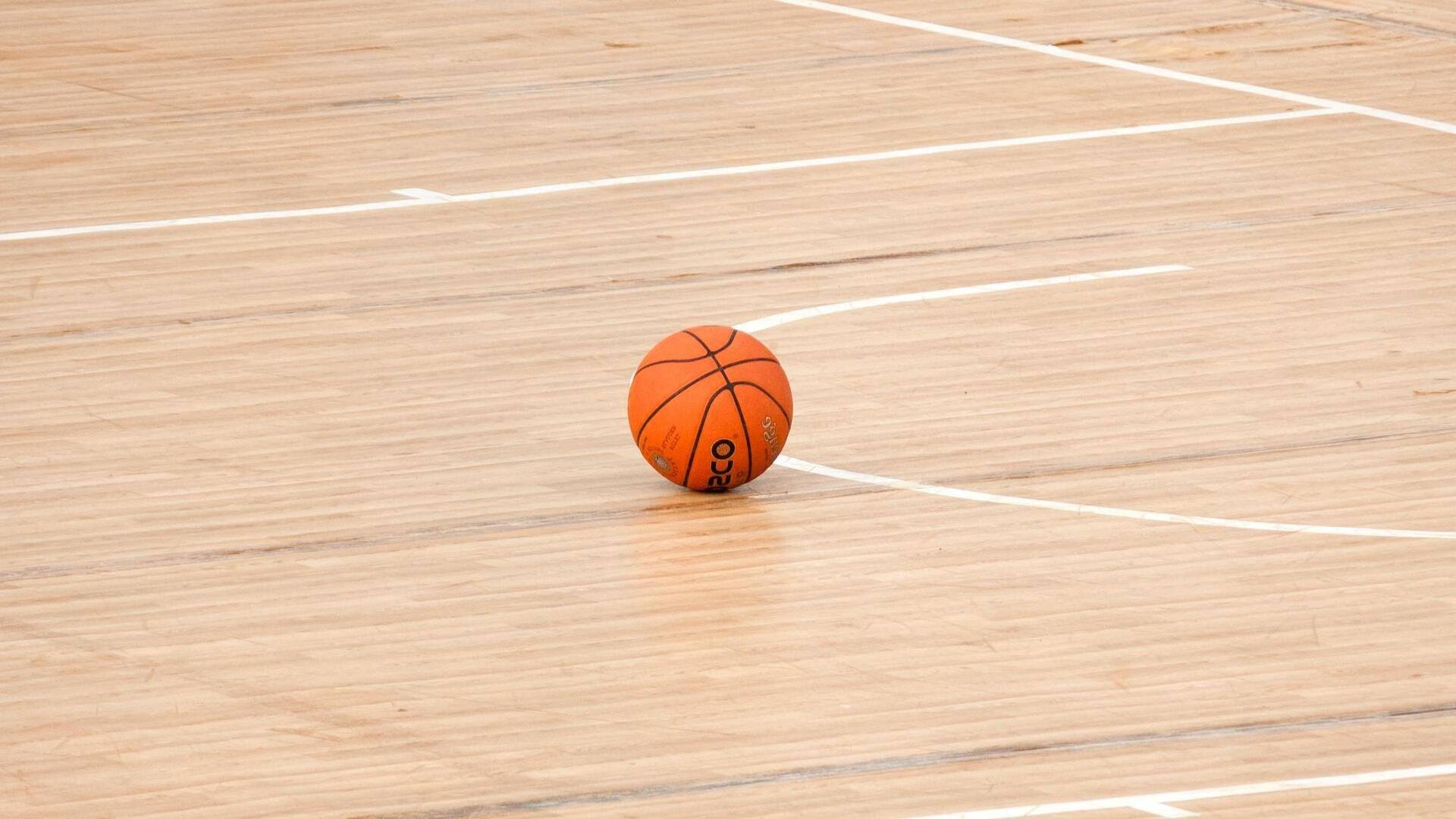 Mengapa lapangan basket memiliki garis lantai aneh?