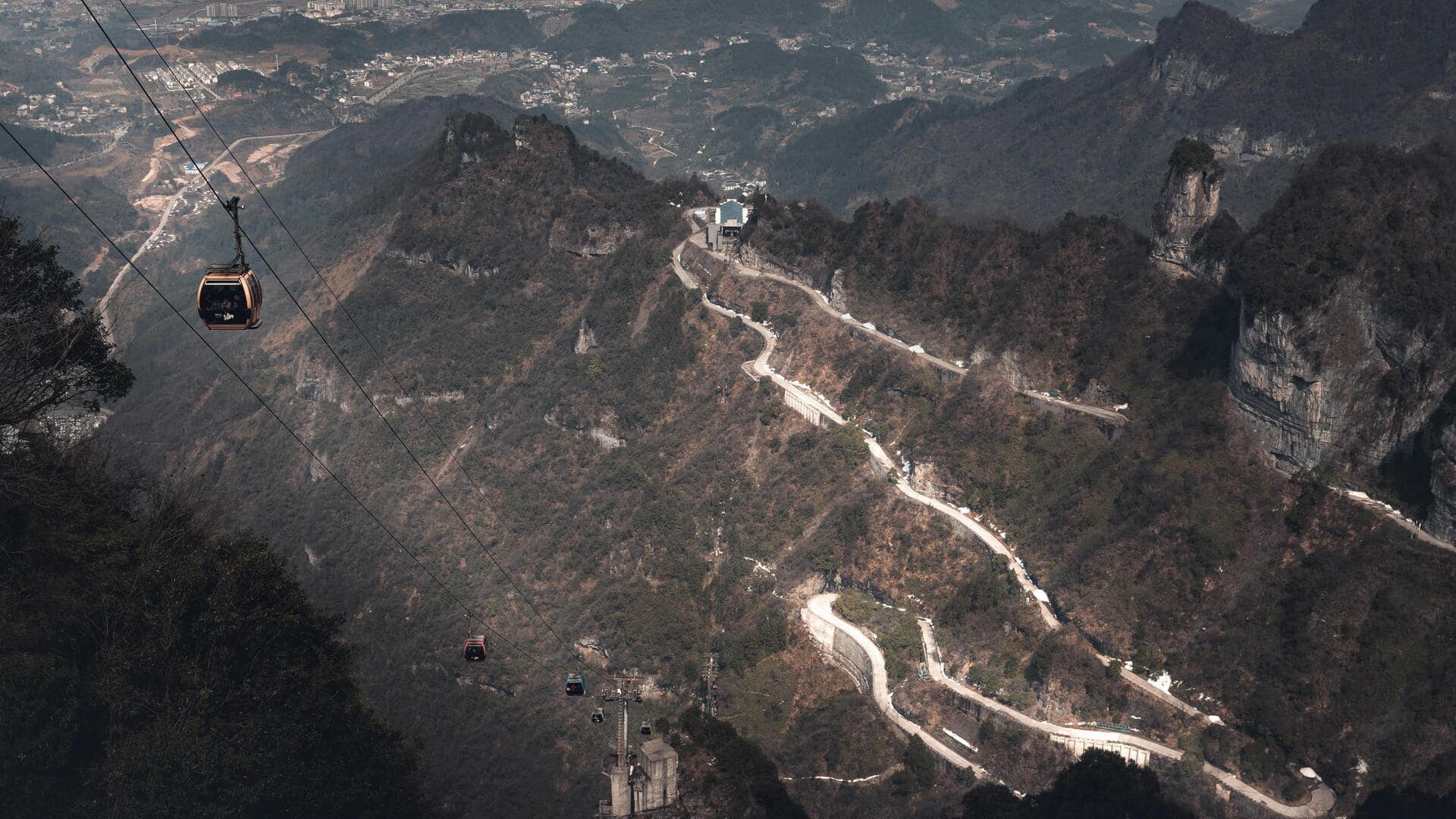 Menikmati Keindahan Jalur Kaca Gunung Tianmen, Cina